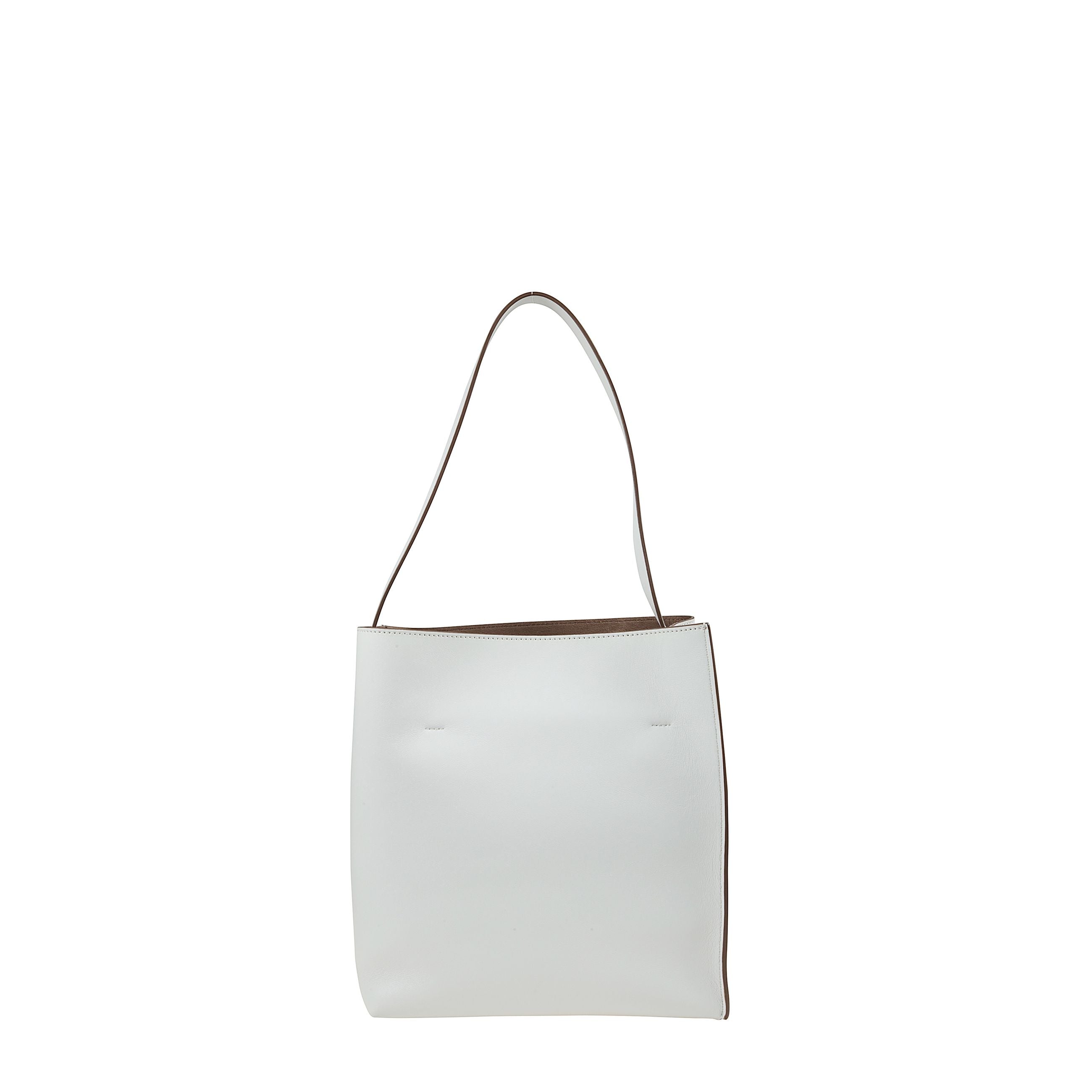 Borsa in pelle marrone. decorata con lettering marni a rilievo applicato sul davanti. design aperto con maniglia singola. interno foderato con etichetta logo ricamata. tasca zip.