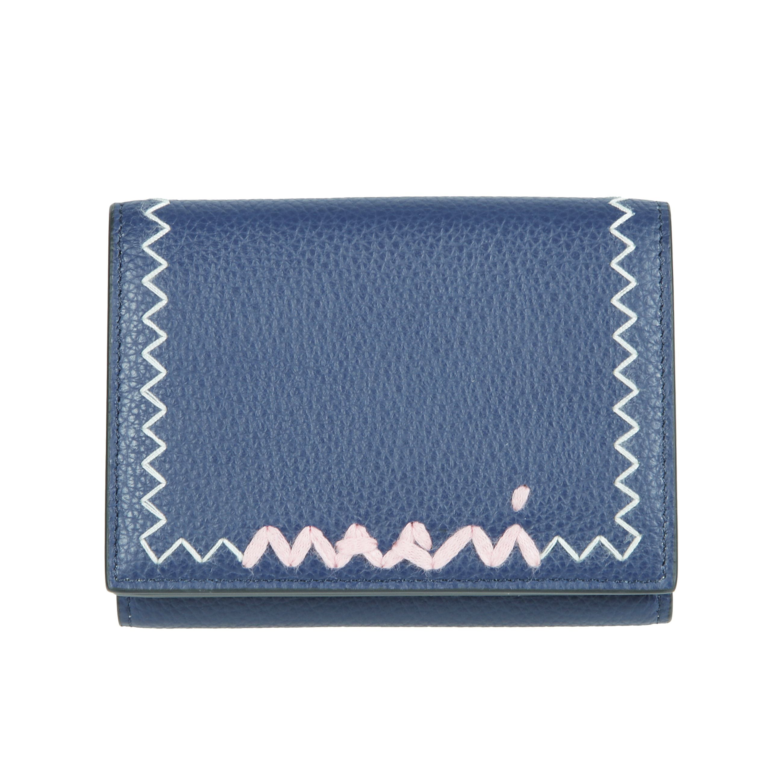 Portafoglio trifold realizzato in pelle di vitello bottalato. decorato con impunture a zig-zag e ricamo marni symbol realizzato a mano a contrasto sul davanti. tasca esterna portamonete con bottone a pressione. all'interno una tasca porta banconote e sei 