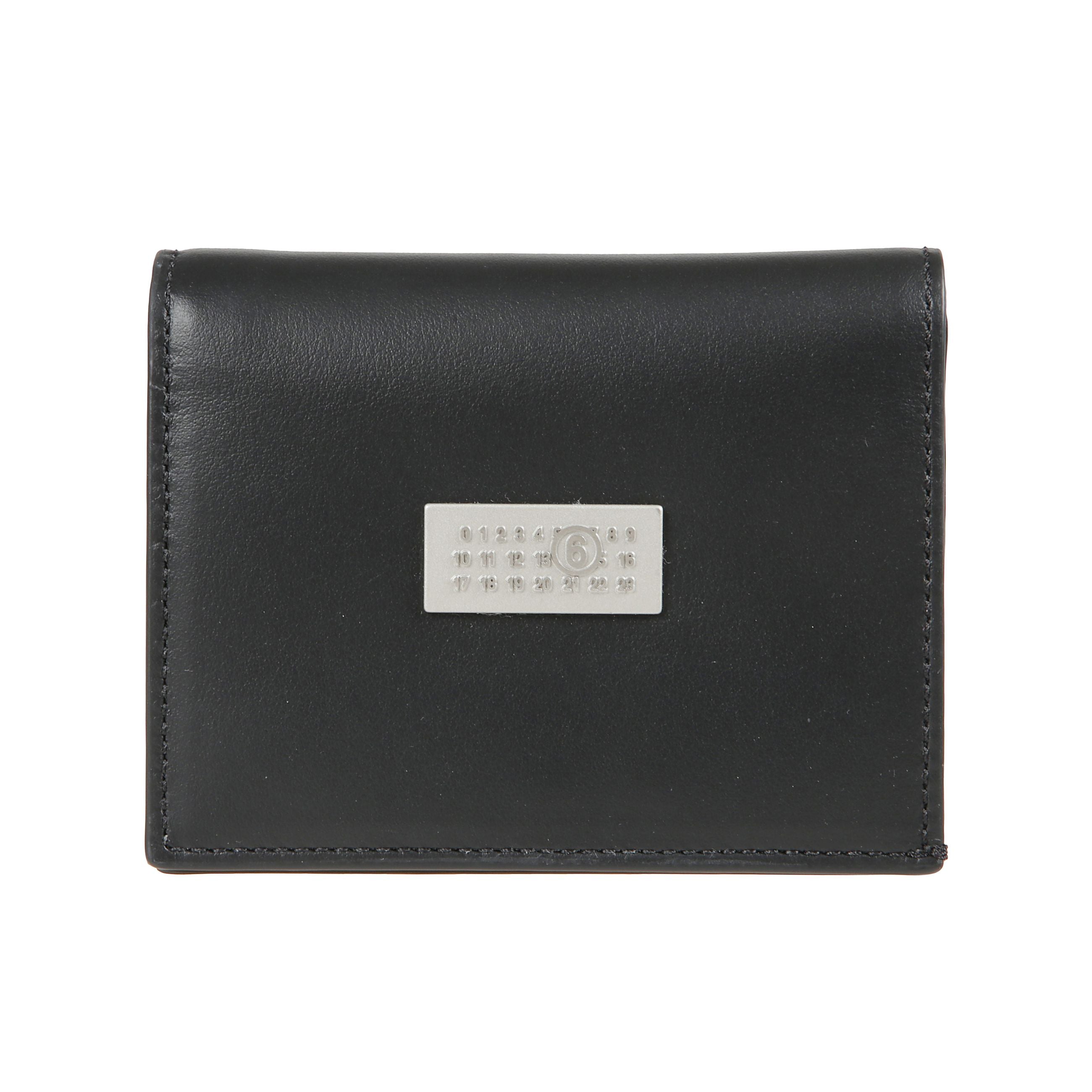 Portafoglio piccolo realizzato in pelle naturale con chiusura a scatto e tasca portamonete con zip, scomparti per carte e compartimento per banconote.