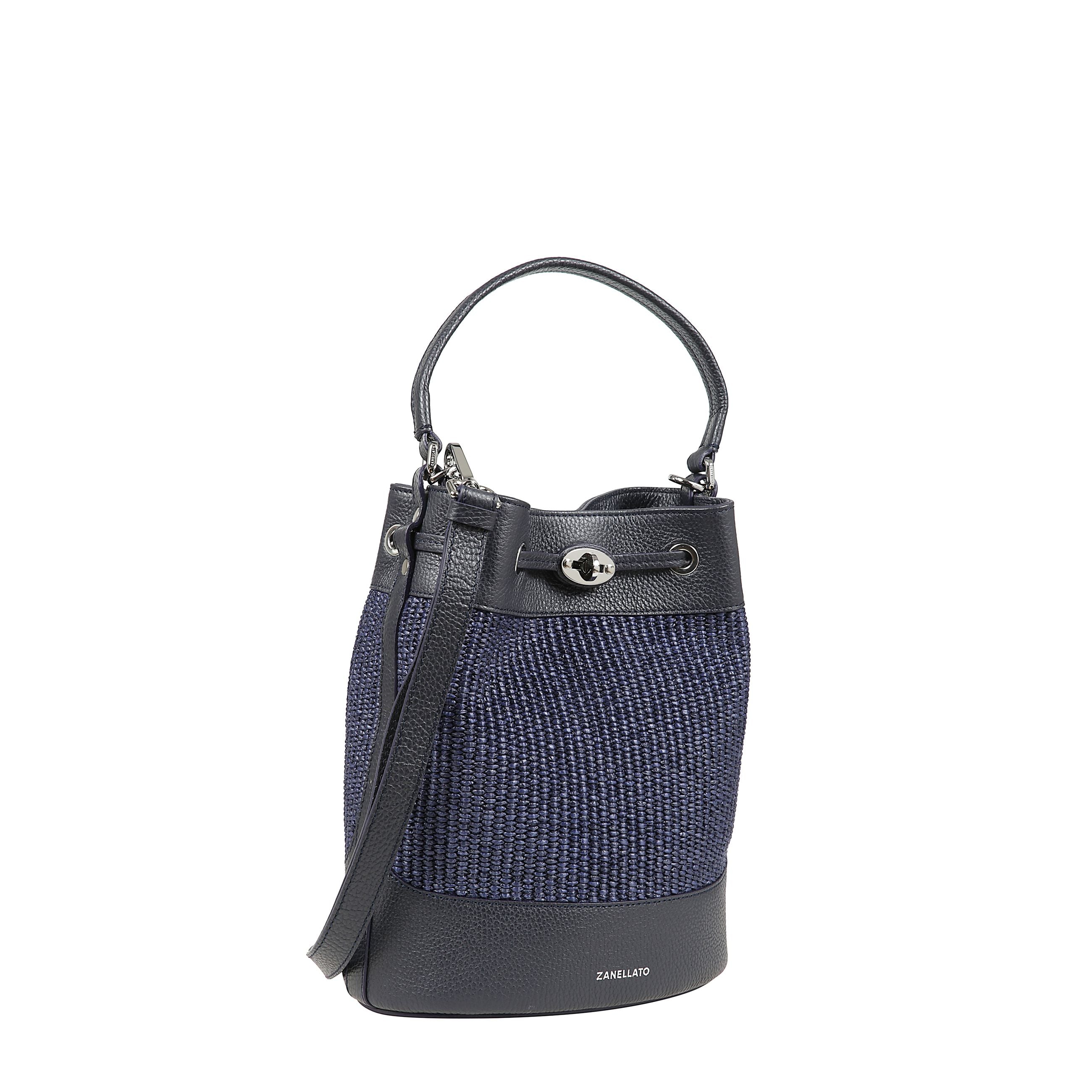 Borsa a secchiello con manico superiore e tracolla, chiusura a coulisse e dettaglio girello