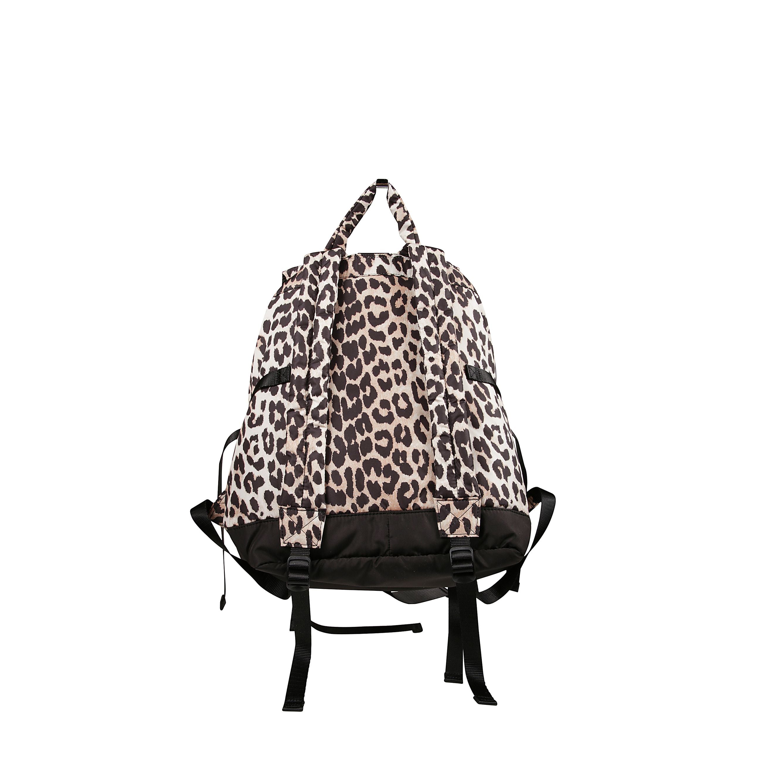 Zaino in tessuto tecnico con stampa leopardata. chiusura superiore a soffietto con grande fibbia centrale. banda centrale con logo ganni. due tasche frontali con chiusure a fibbie. spallacci regolabili.