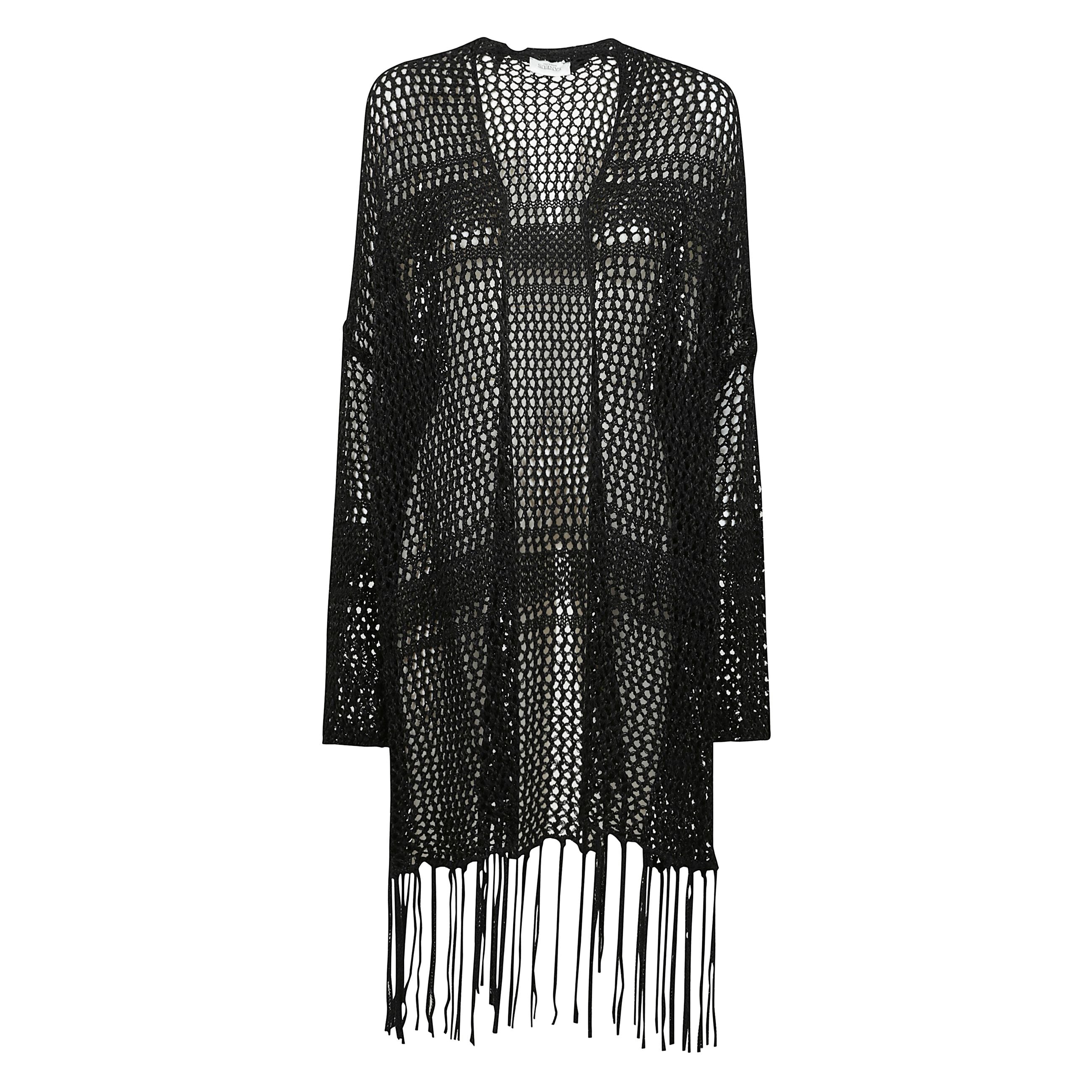 Cardigan realizzato in maglia caratterizzata da lavorazione in punto rete. presenta una silhouette oversize con spalle scese e frange che profilano il fondo.