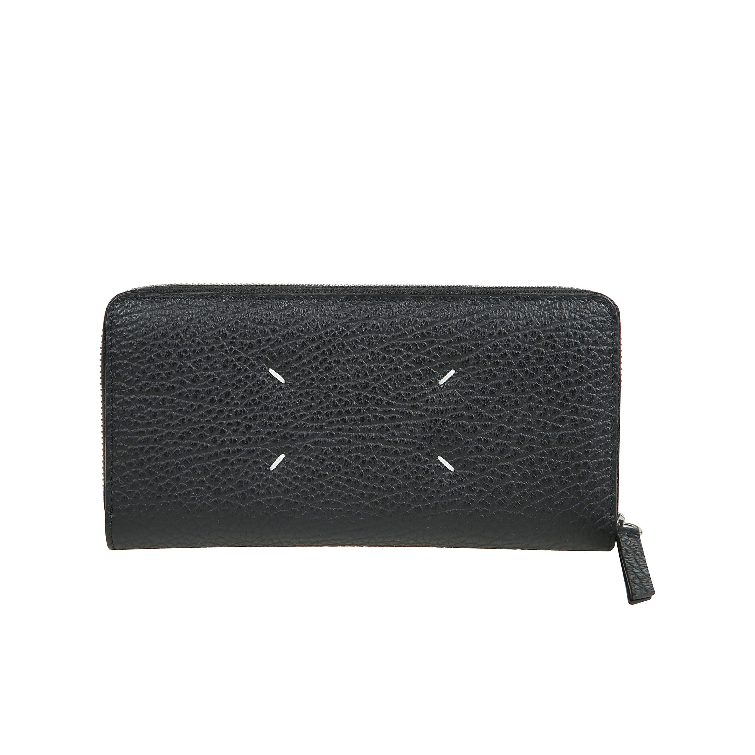 Realizzato in pelle sgranata goffrata, il portafoglio con cerniera ha un portamonete interno con zip e porta carte, con logo numerico interno. la firma di maison margiela, i quattro punti, appaiono sul retro  l'opposto di un'etichetta.