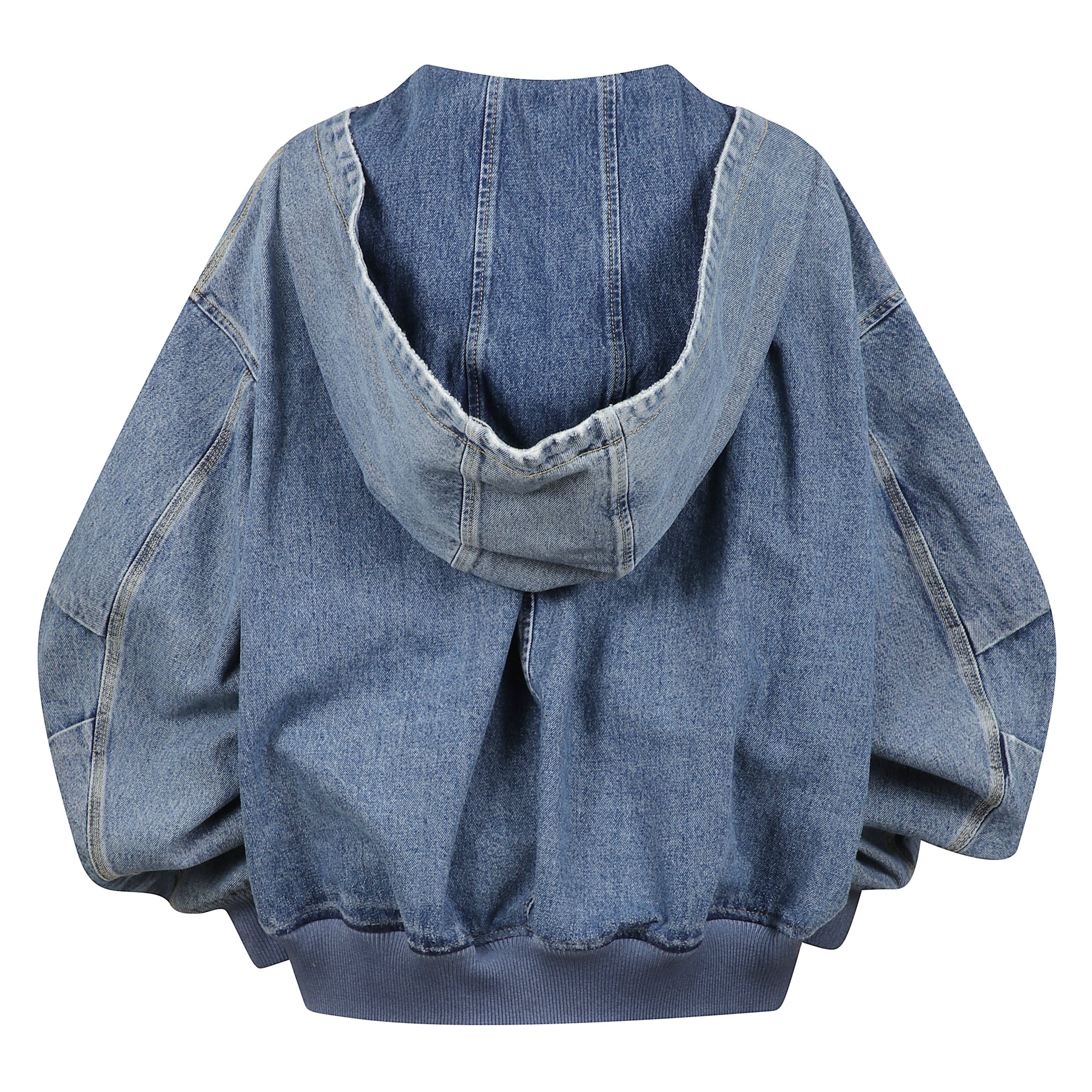 Bomber in denim con cappuccio. chiusura frontale con zip centrale. maniche a palloncino. orli e polsini a costine. sul petto, logo ricamato del brand the attico.