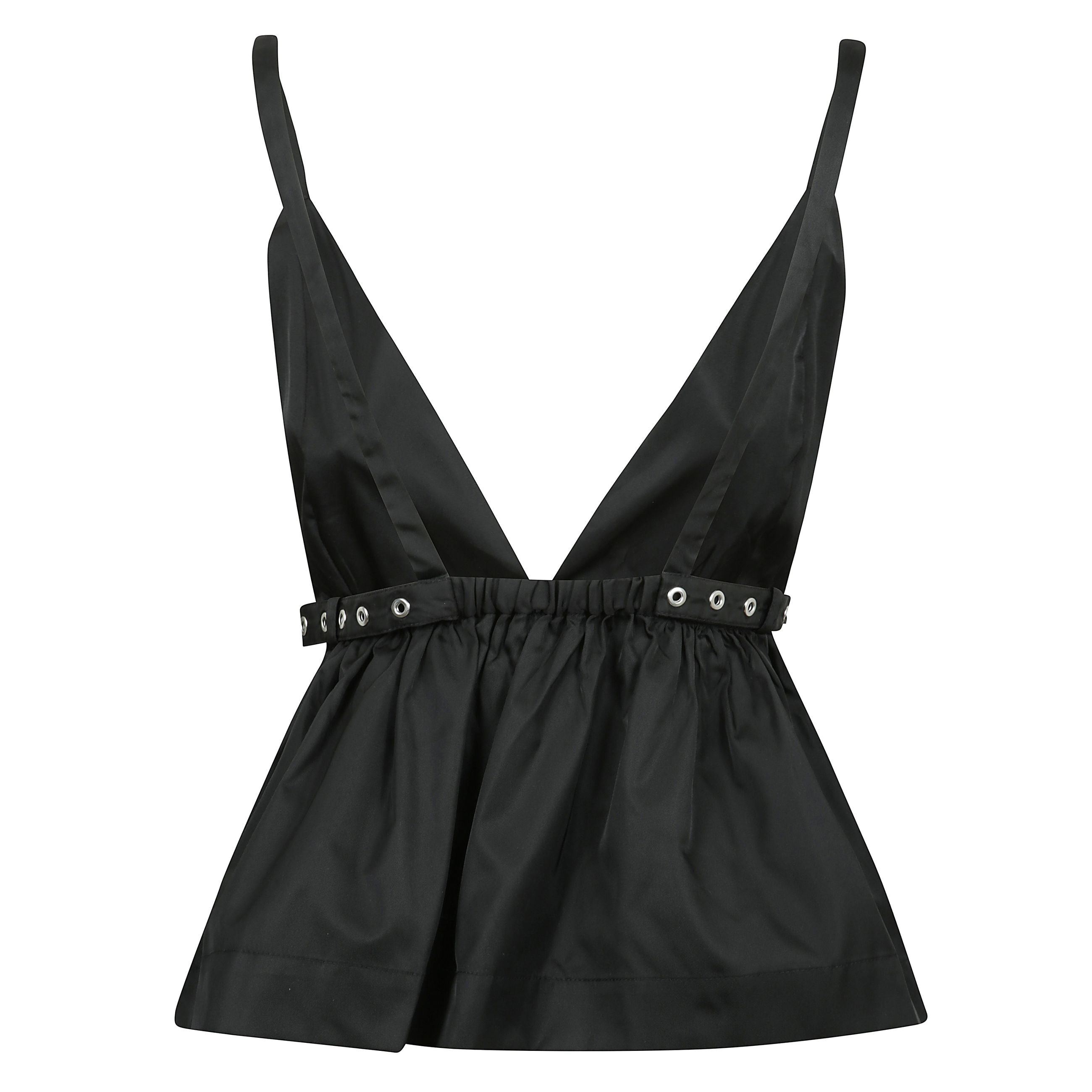 Questo top in nylon con cinturino nero duchesse presenta una profonda scollatura a v, spalline sottili con piccoli occhielli metallici e una cintura coordinata con una fibbia metallica che cinge la vita.