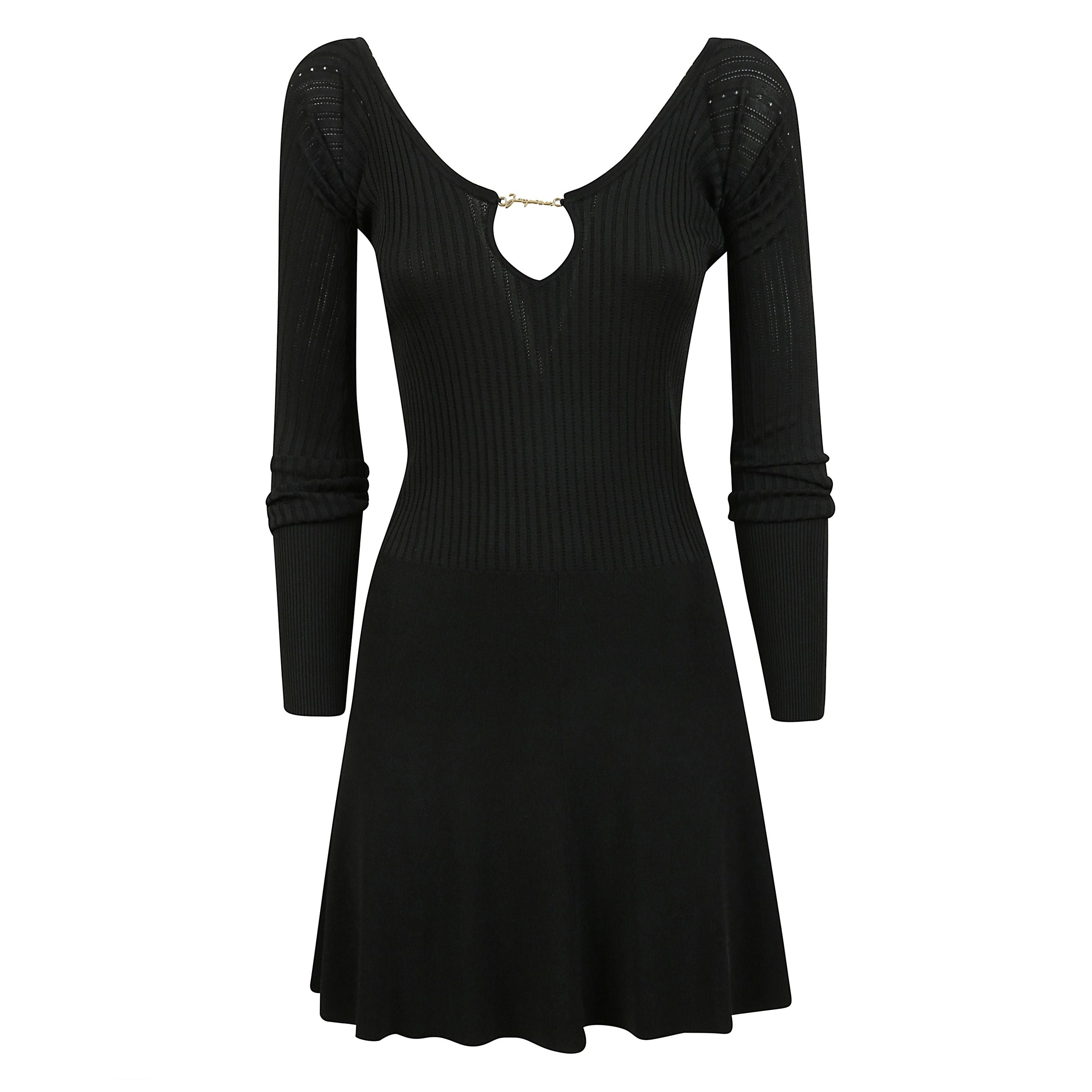 Abito con apertura sul petto e vestibilitÃ  aderente.