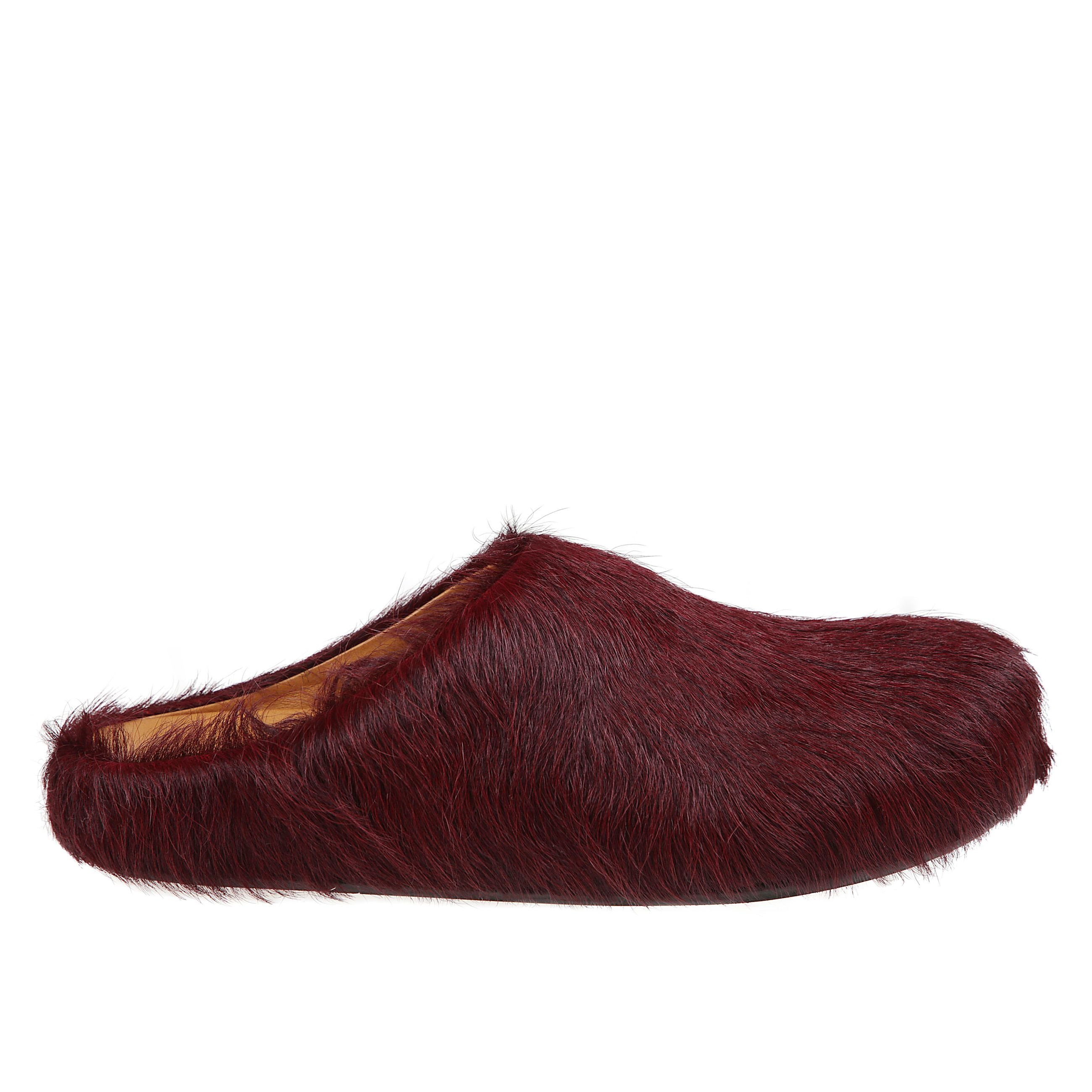 Scarpa slip-on in pelo di vitello colorato con interno in pelle liscia. soletta con logo impresso e suola in gomma rigata.