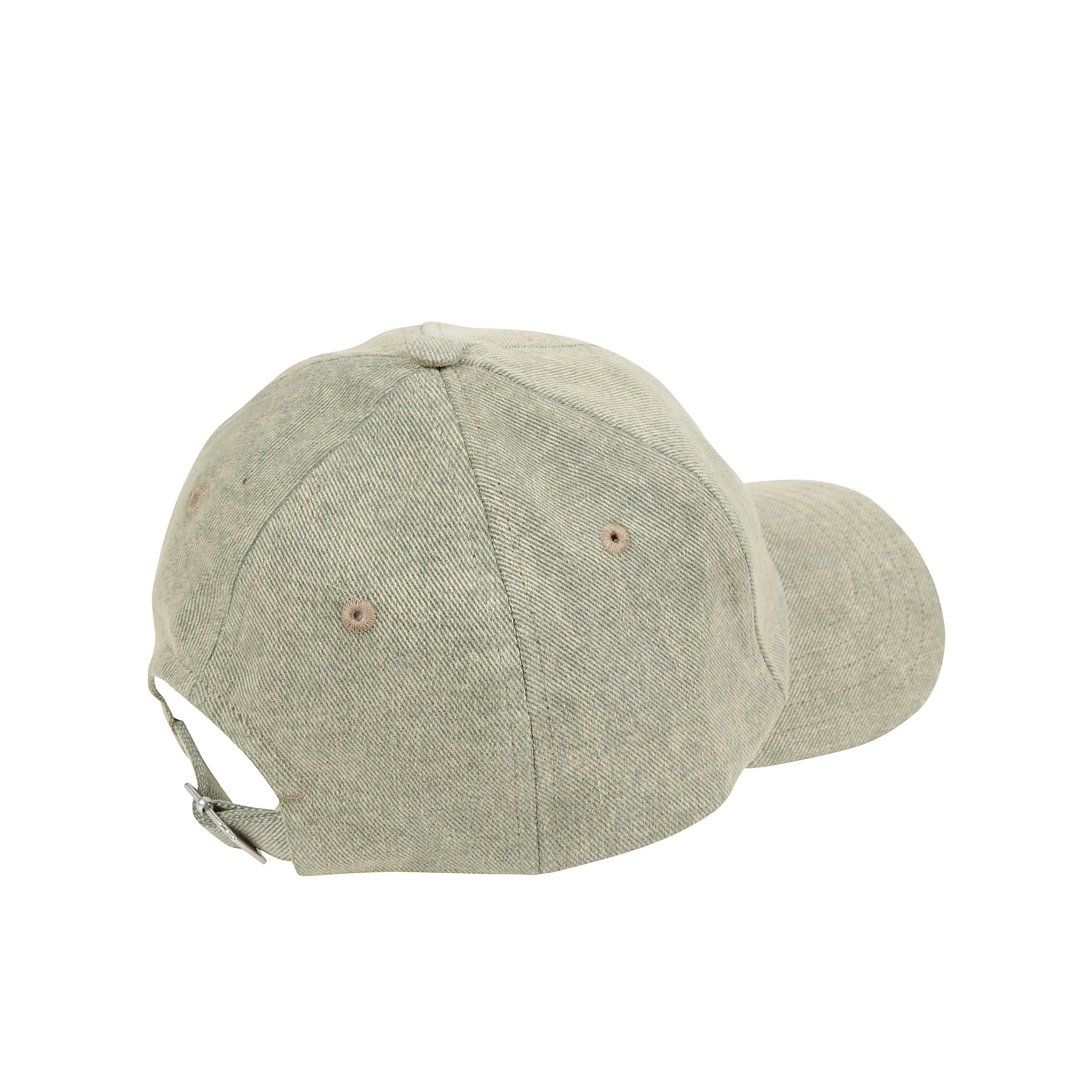 Cappellino realizzato in twill di cotone dÃ©lavÃ© per un effetto vissuto e raffinato. il design Ã¨ impreziosito dal ricamo a catenella "ami de coeur" in tonalitÃ  off-white sul davanti, dettaglio distintivo del brand. dotato di fodera in cotone, occhielli