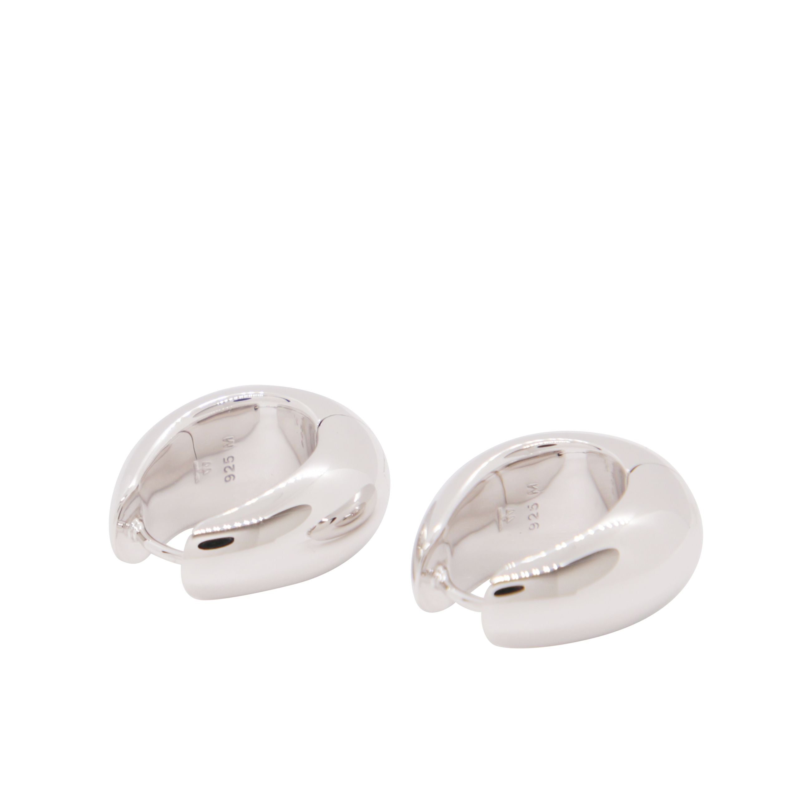 Un paio di orecchini a cerchio audaci e moderni.