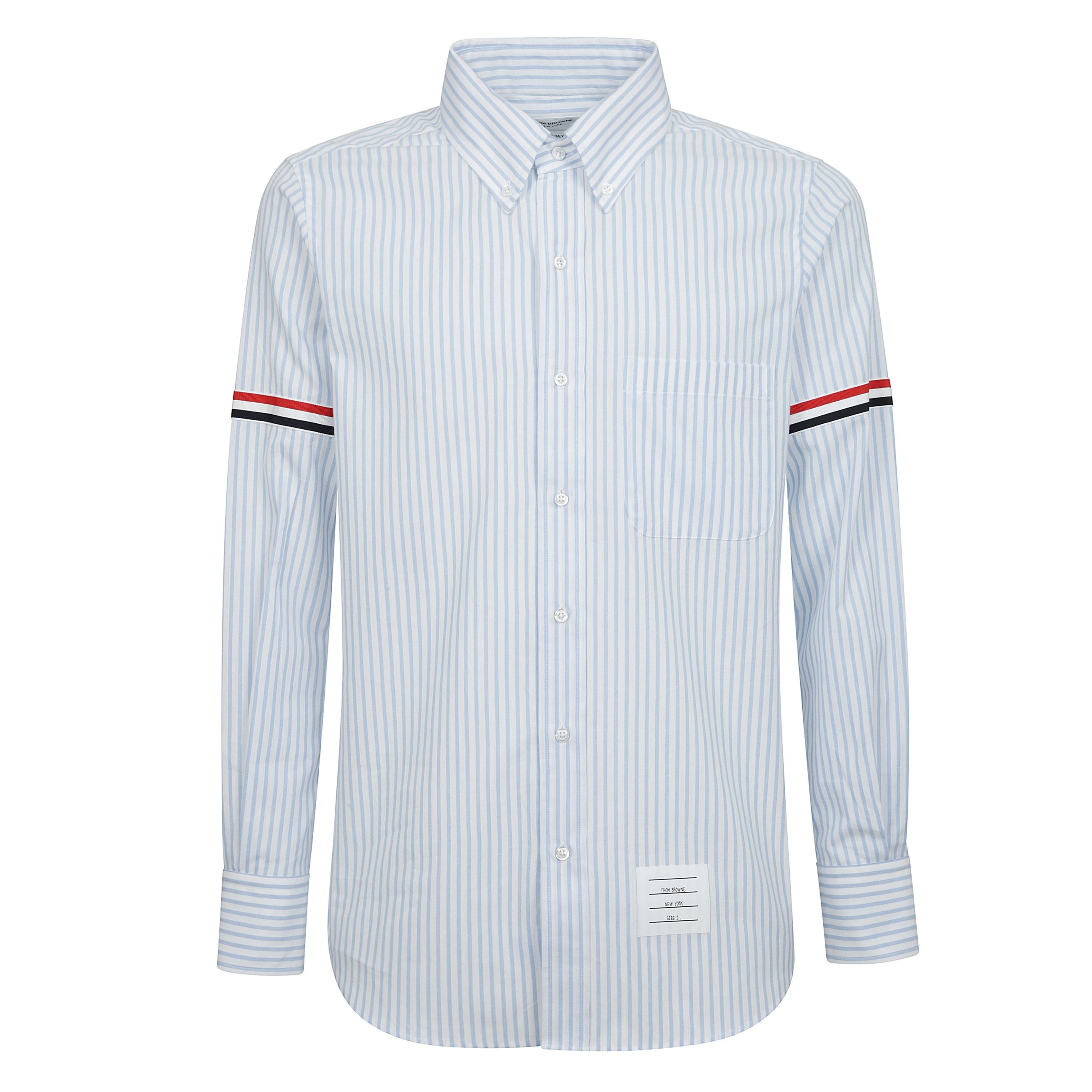 Camicia in cotone a righe caratterizzata da colletto button-down, manica lunga con polsi con bottoni e dettaglio tricolore a contrasto, abbottonatura frontale, una tasca applicata sul petto, dettaglio tricolore posteriore, patch logo sul davanti e orlo cu