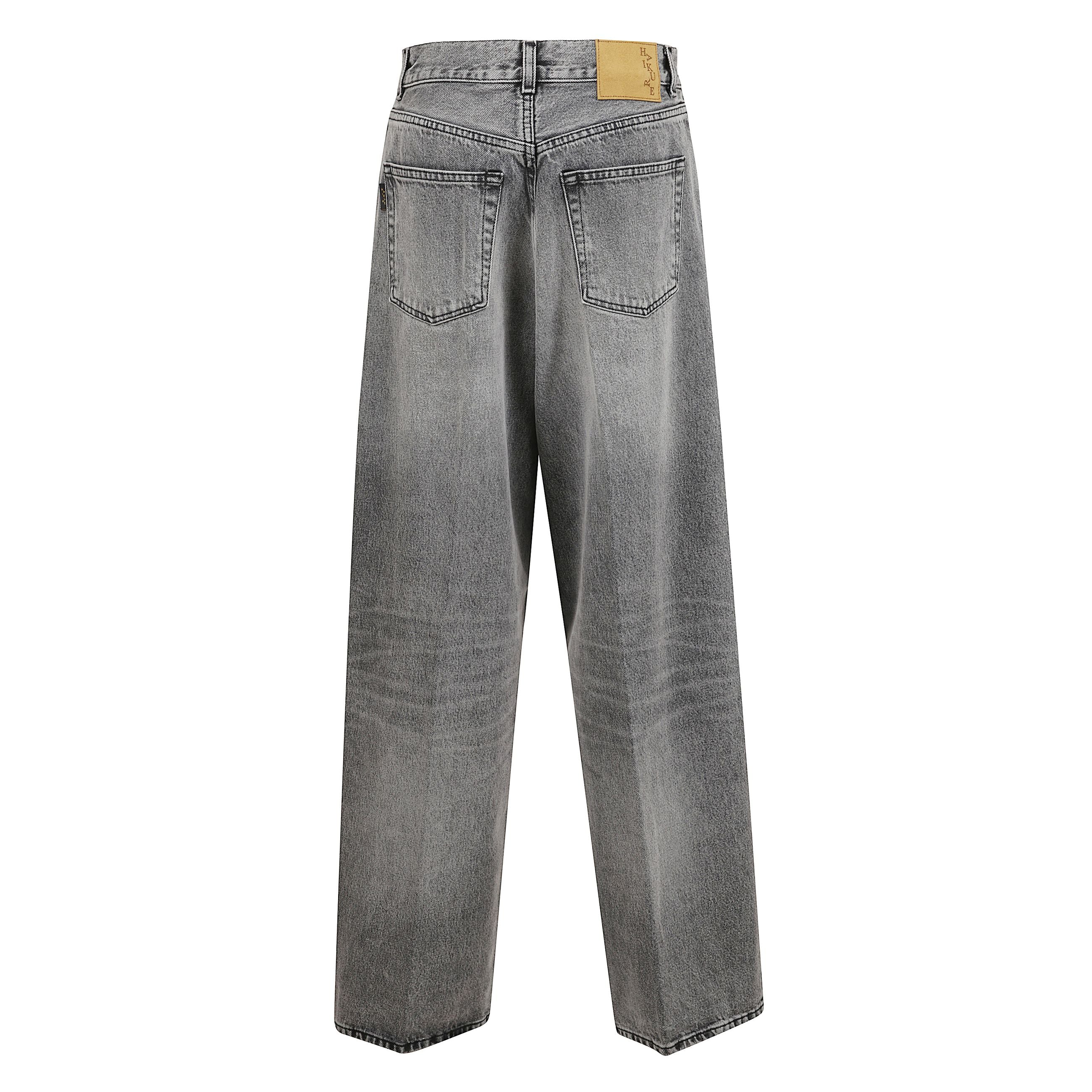 Jeans in denim a vita bassa con gamba ampia. chiusura frontale coperta e bottone logato. costruzione a cinque tasche. patch logo haikure sulla cintura posteriore.