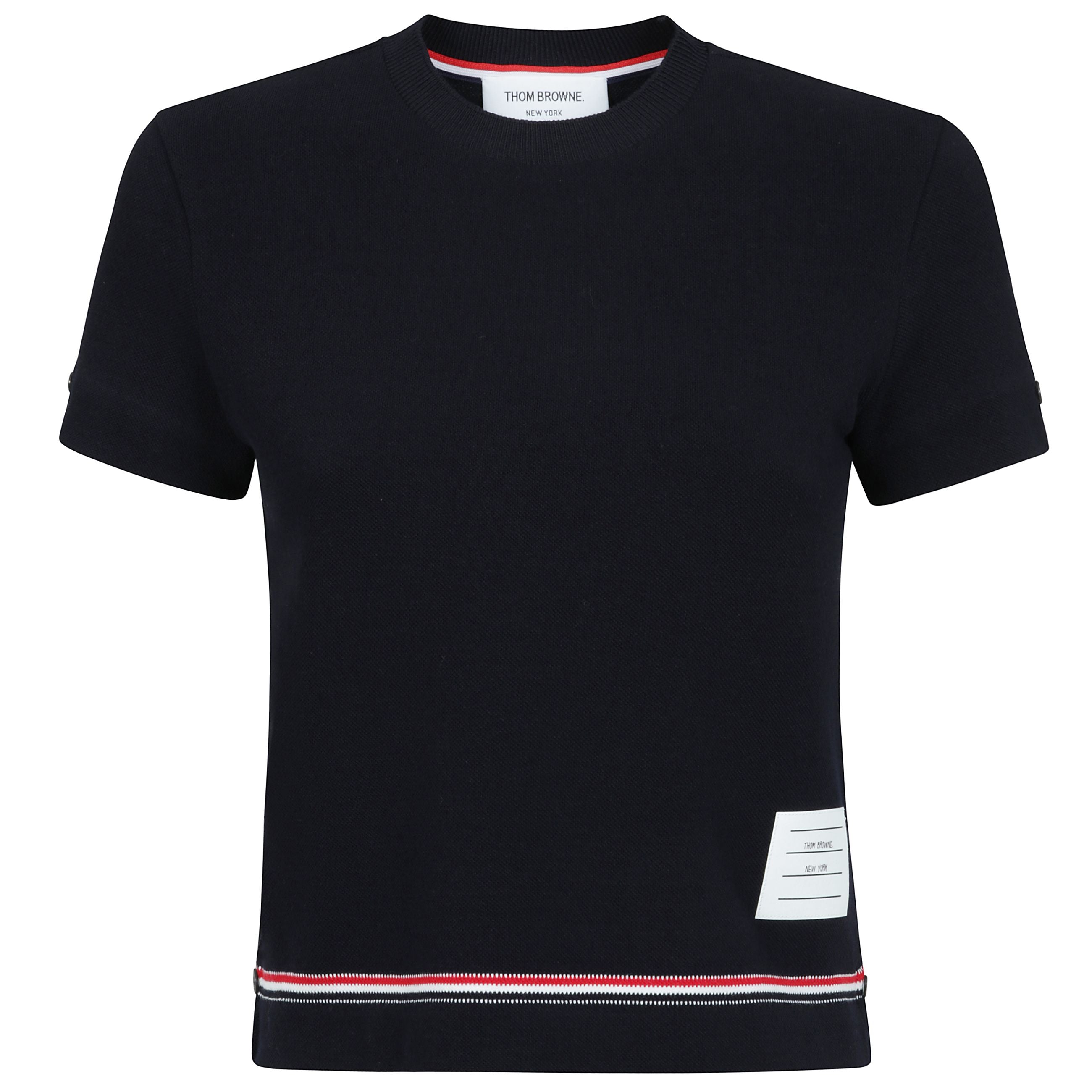 La t-shirt di thom browne presenta un design distintivo e raffinato, caratterizzato da un girocollo a costine che conferisce un tocco elegante e comodo. i due spacchetti laterali con bottoni e i due spacchetti sulle maniche con bottoni aggiungono un eleme