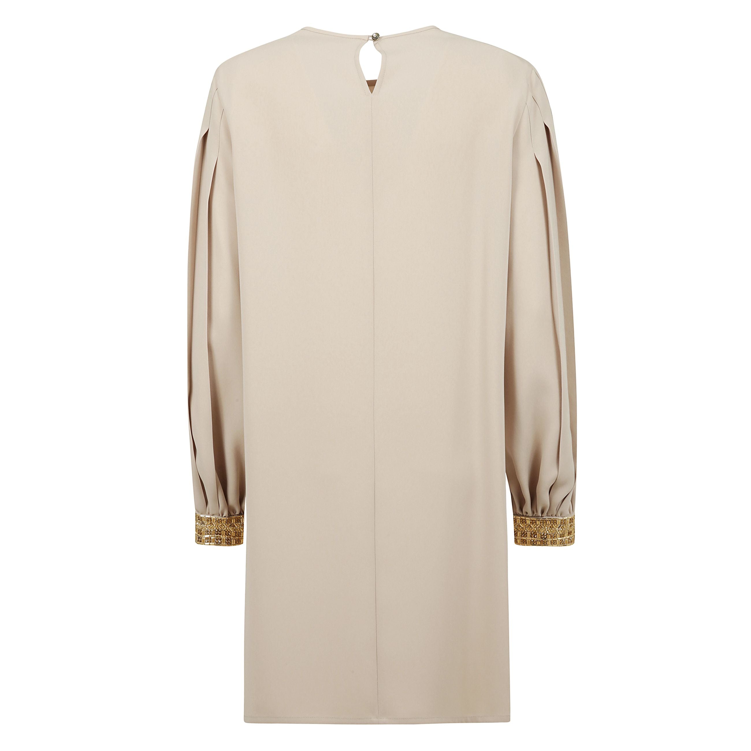 Blusa lunga in cady. presenta maniche lunghe e ampie con motivo a pieghe e polsini con applicazioni di strass. completata da profondi spacchi quadrati sui lati e chiusura a goccia sul retro con bottone gioiello.