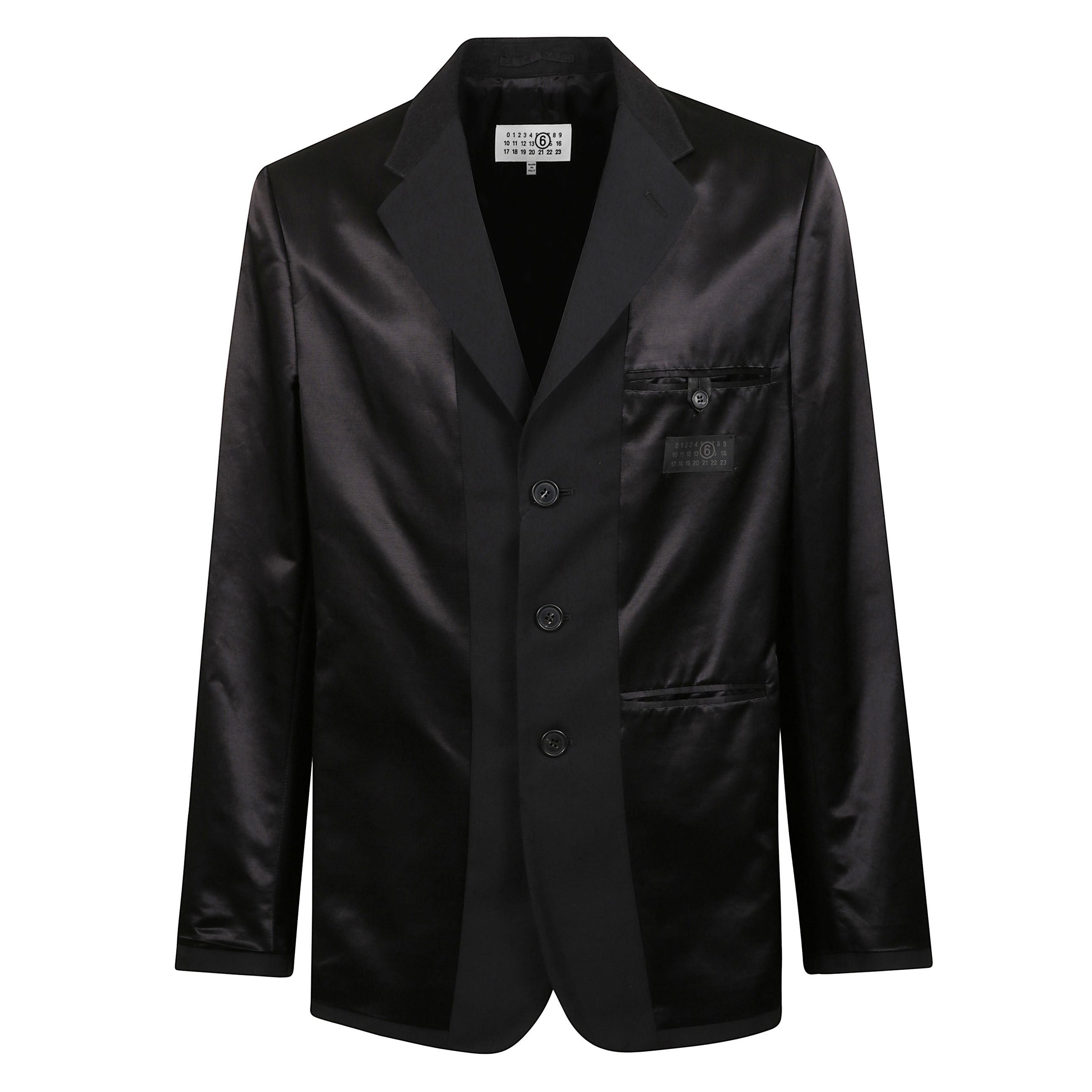 Blazer con finitura satinata e bavero classico. chiusura con tre bottoni frontali. due tasche frontali sulla sinistra. etichetta con logo numerico mm6 tono su tono sul fronte ed iconica cucitura orizzontale sul retro.