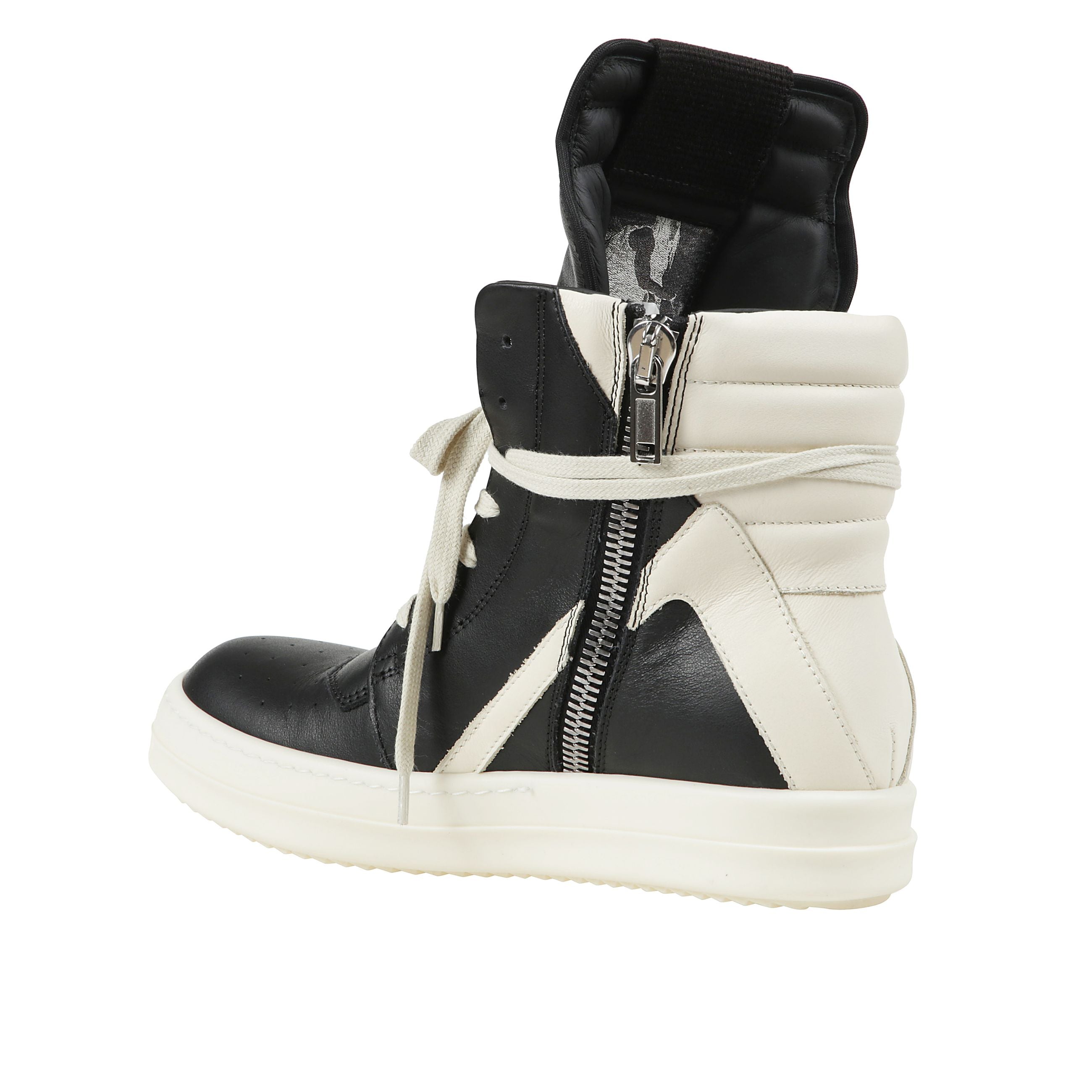 Sneakers geobasket high-top in pelle bicolore. chiusura laterale con zip e allacciatura frontale con lacci. dettagli con strisce a contrasto. suola a cassetta in gomma con dente di squalo.