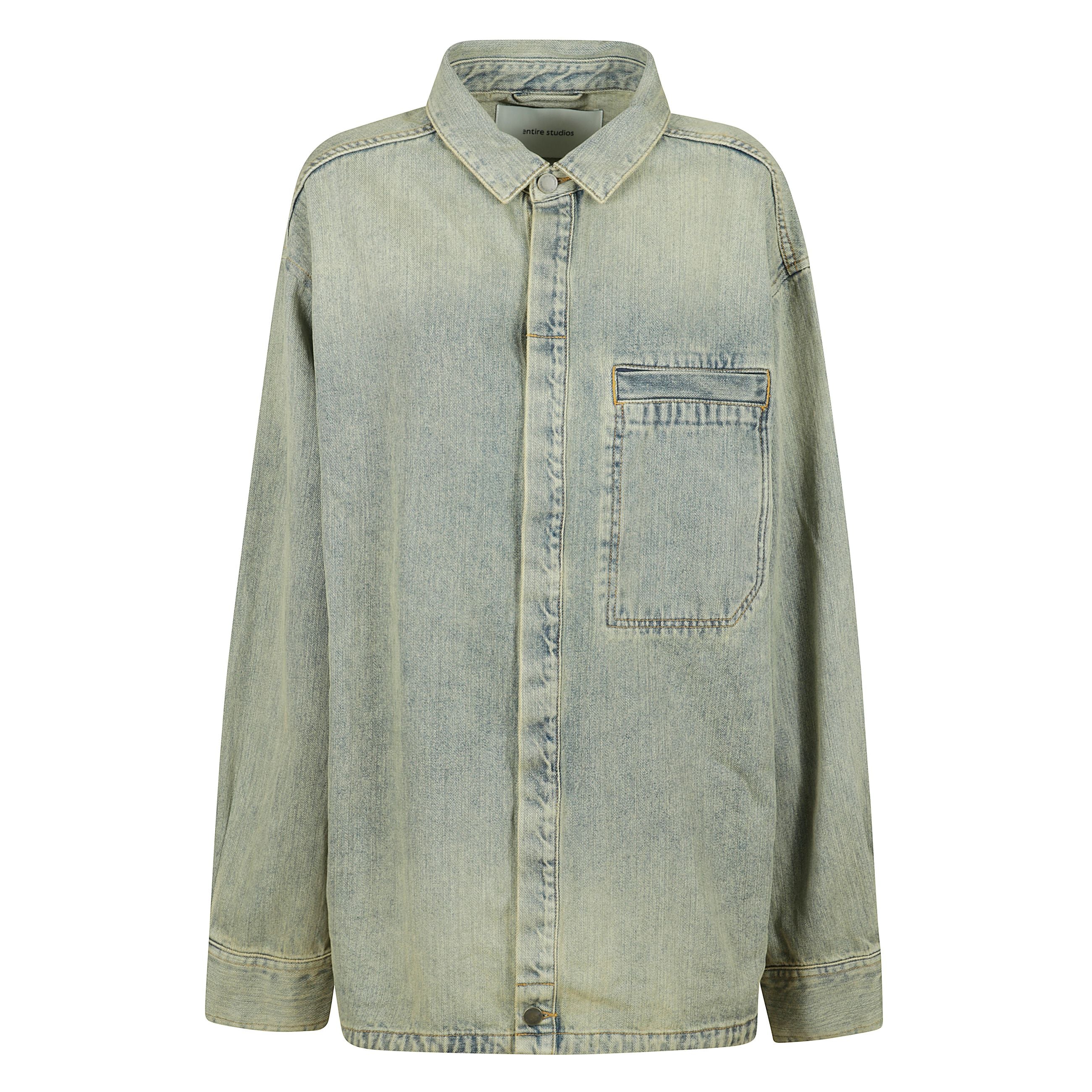 Camicia over in denim stonewashed.
minimalismo contemporaneo e influenze workwear si fondono in questa camicia in denim firmata entire studios. realizzata in cotone stonewashed, presenta un taglio over e rilassato, enfatizzato da linee pulite e dettagli e