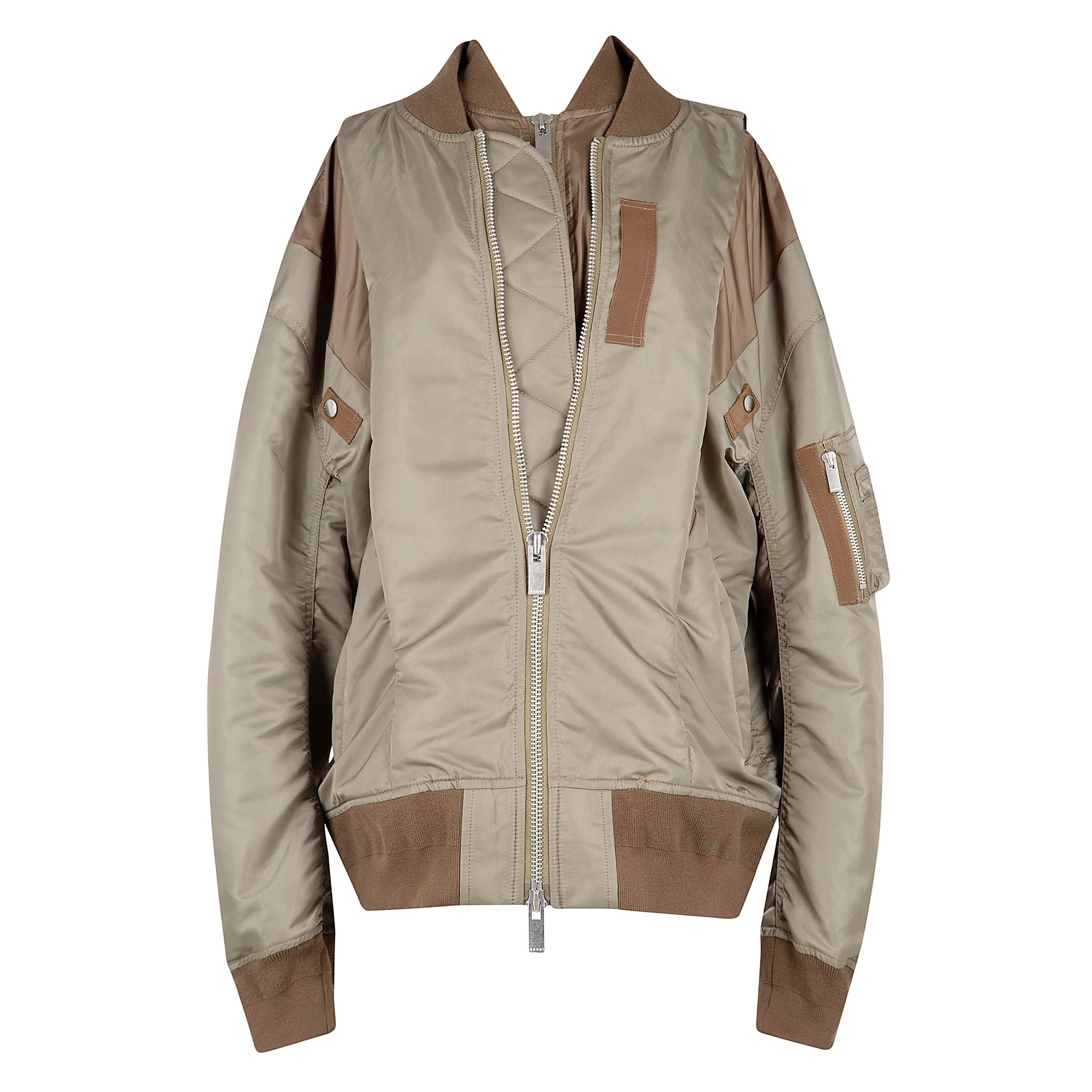 Nylon twill blouson con tasche con bottoni a pressione, tasca laterale con zip, chiusura cerniera frontale a doppio cursore. colore beige. 
colore del designer: khaki
internamente rivestito con fodera arancione
fascia elastica in vita, polsini elastici