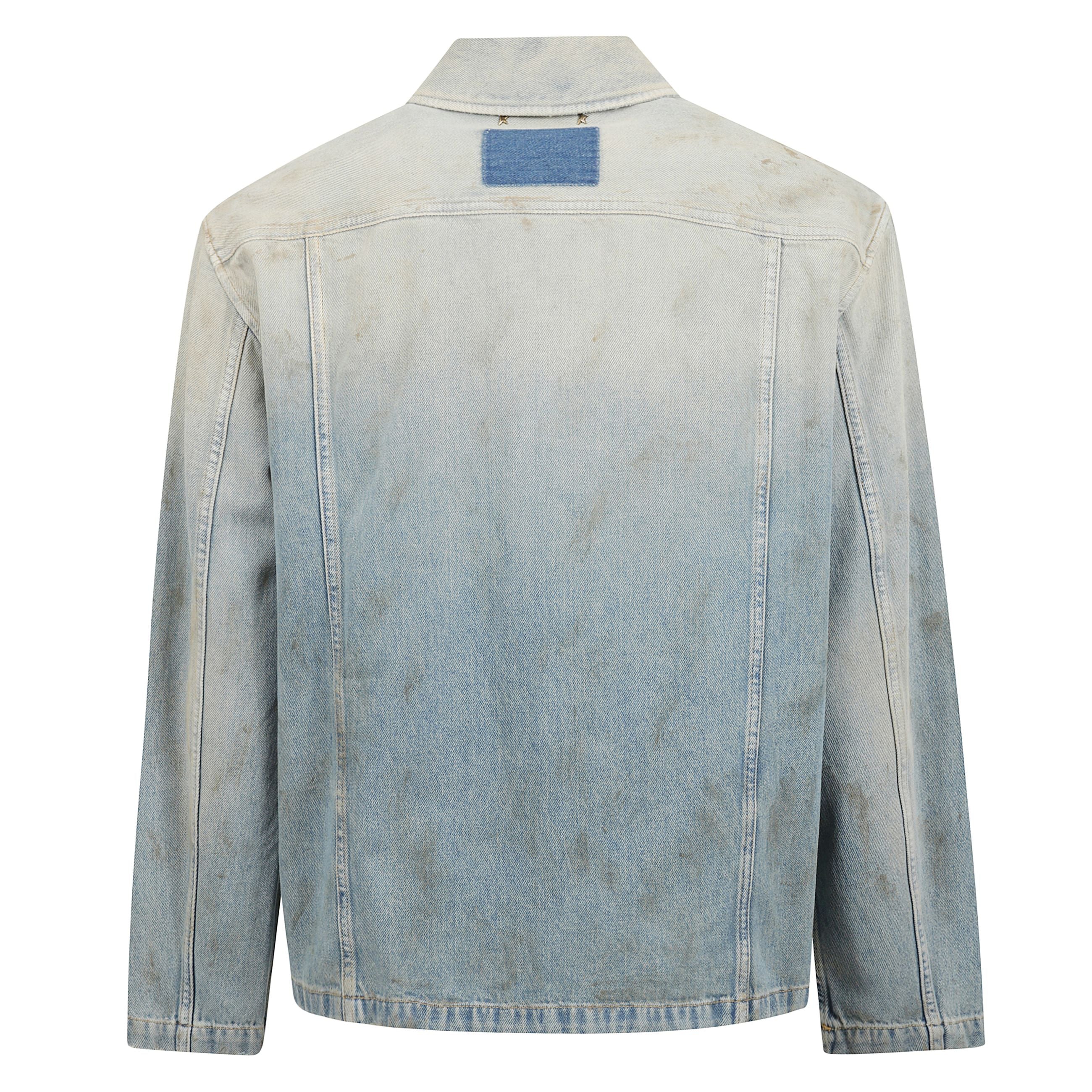 Giacca oversize in denim lavaggio sabbia. dettagli effetto distressed, tre tasche patch e chiusura con zip.
