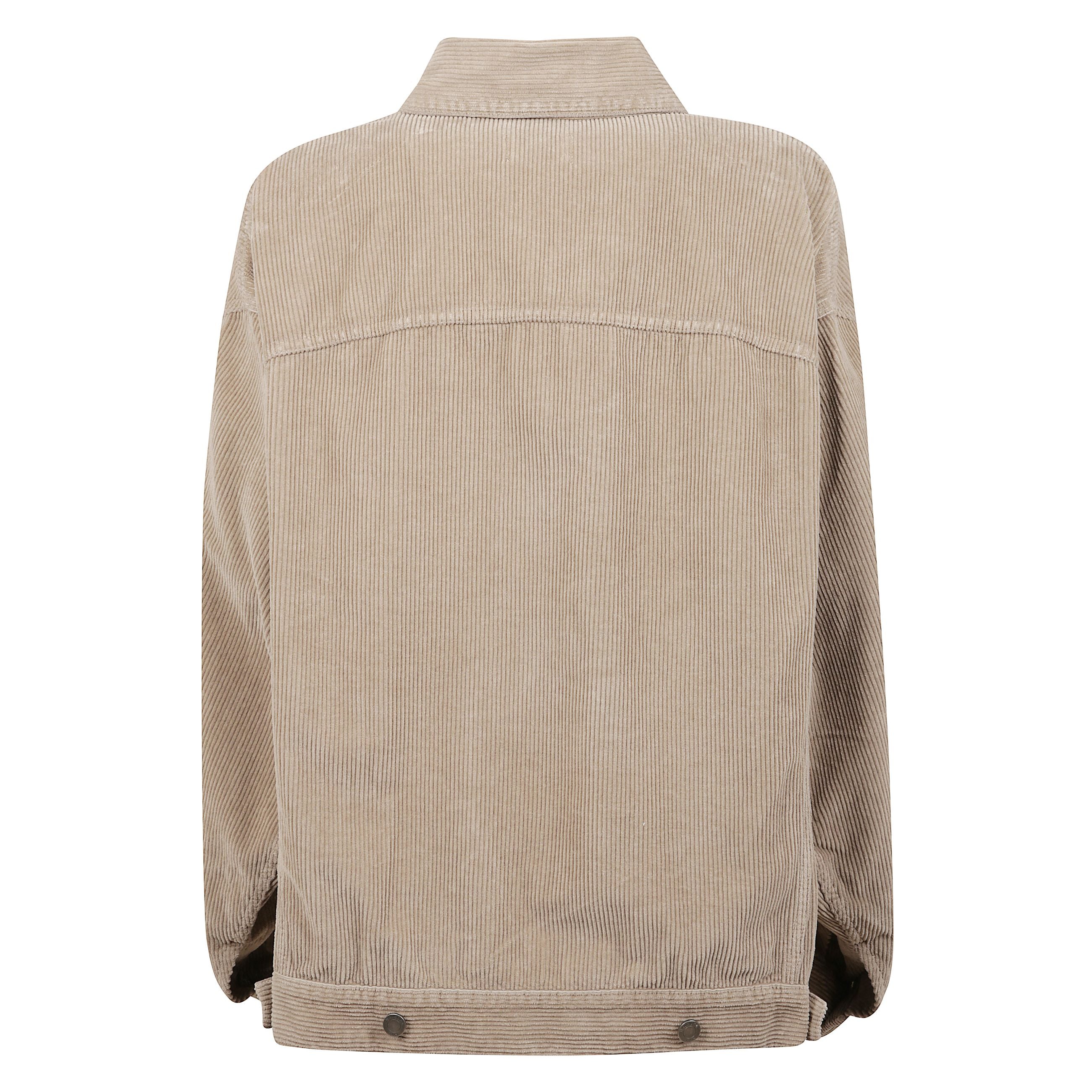 Giacca in velluto a costine sottili dal taglio oversize. cuciture frontali e chiusura con bottoni. collo classico. maniche lunghe con polsini abbottonati. tasche applicate sul petto con patta e bottone. orlo regolabile.