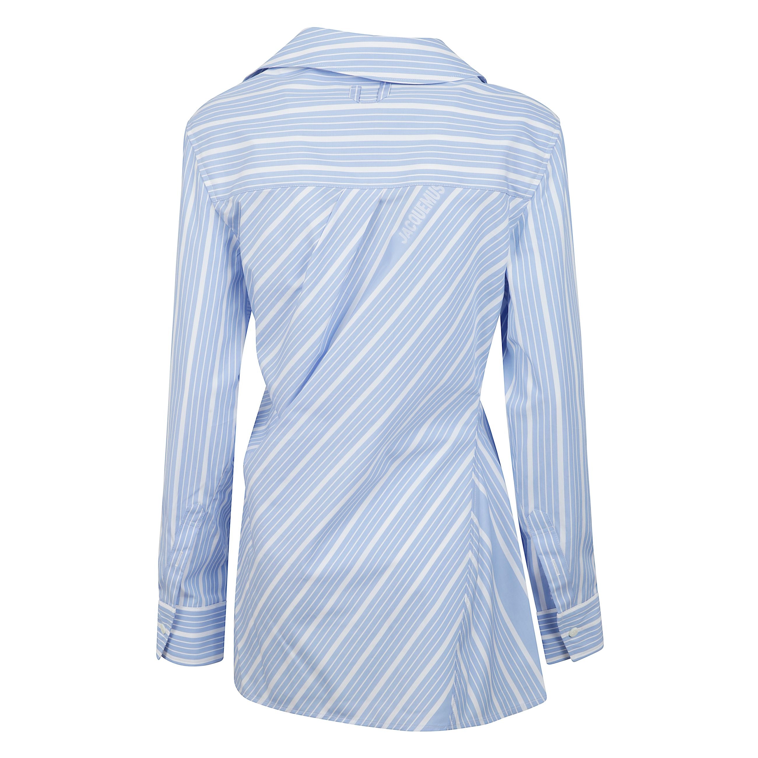 La camicia di jacquemus a righe senza schienale con taglio aderente in cotone e colletto a punta. tasca asimmetrica a "j" sul petto.