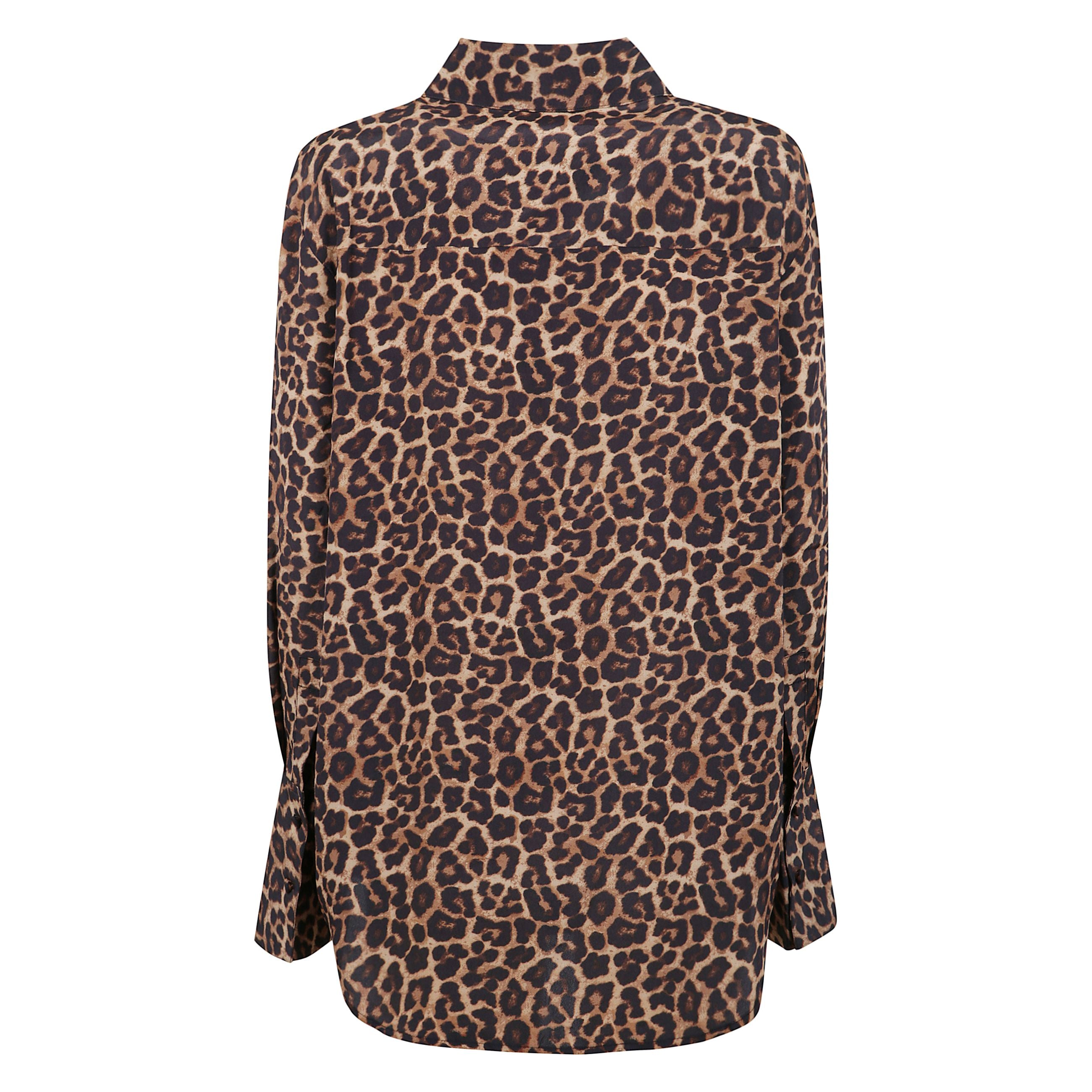 La camicia bridget Ã¨ realizzata in un leggero mix di viscosa e seta con una stampa leopardata nera e marrone. la blusa fluida e oversize Ã¨ rifinita con bottoni rivestiti in tessuto lungo il centro anteriore e ampi polsini con doppio bottone.