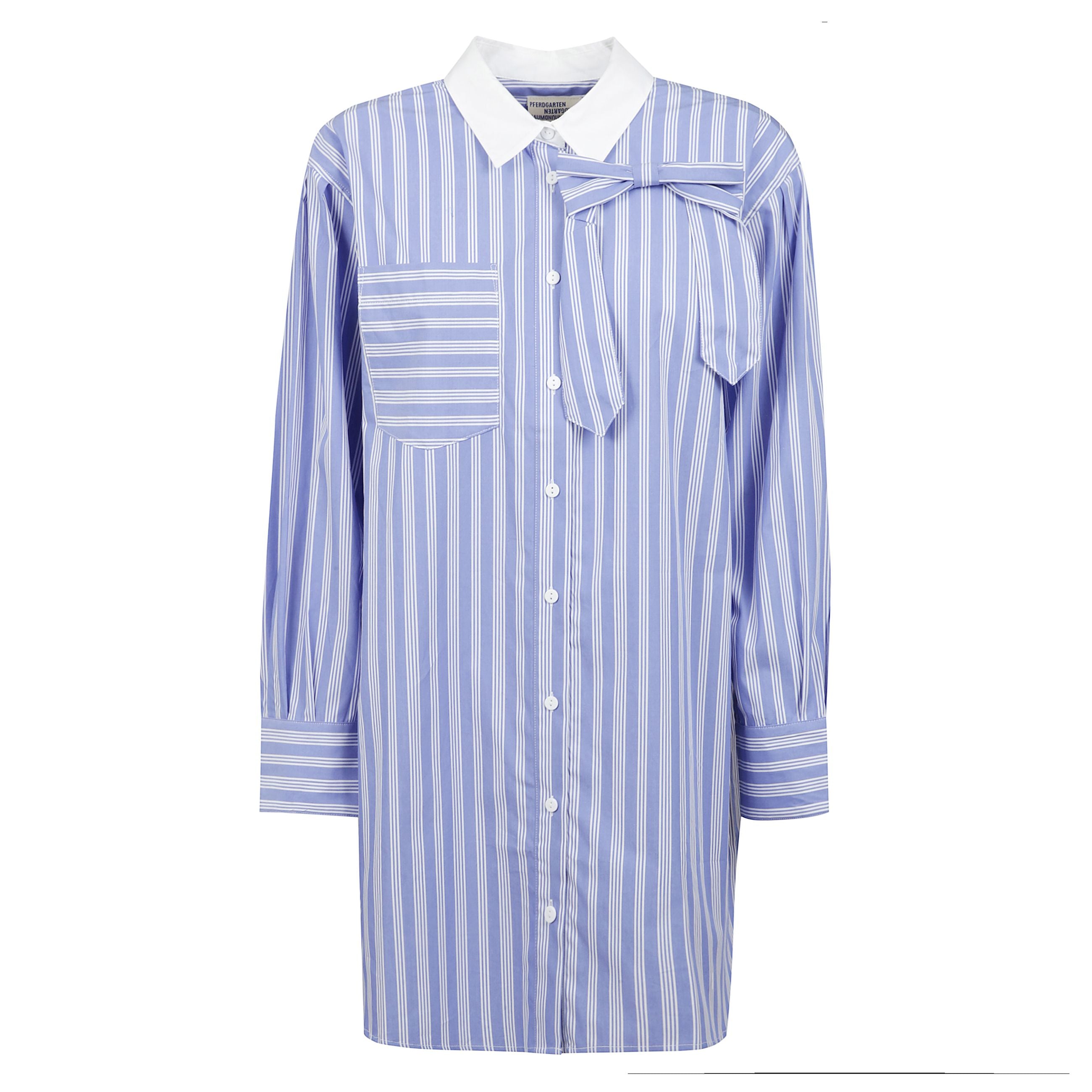 Camicia a righe con colletto bianco.