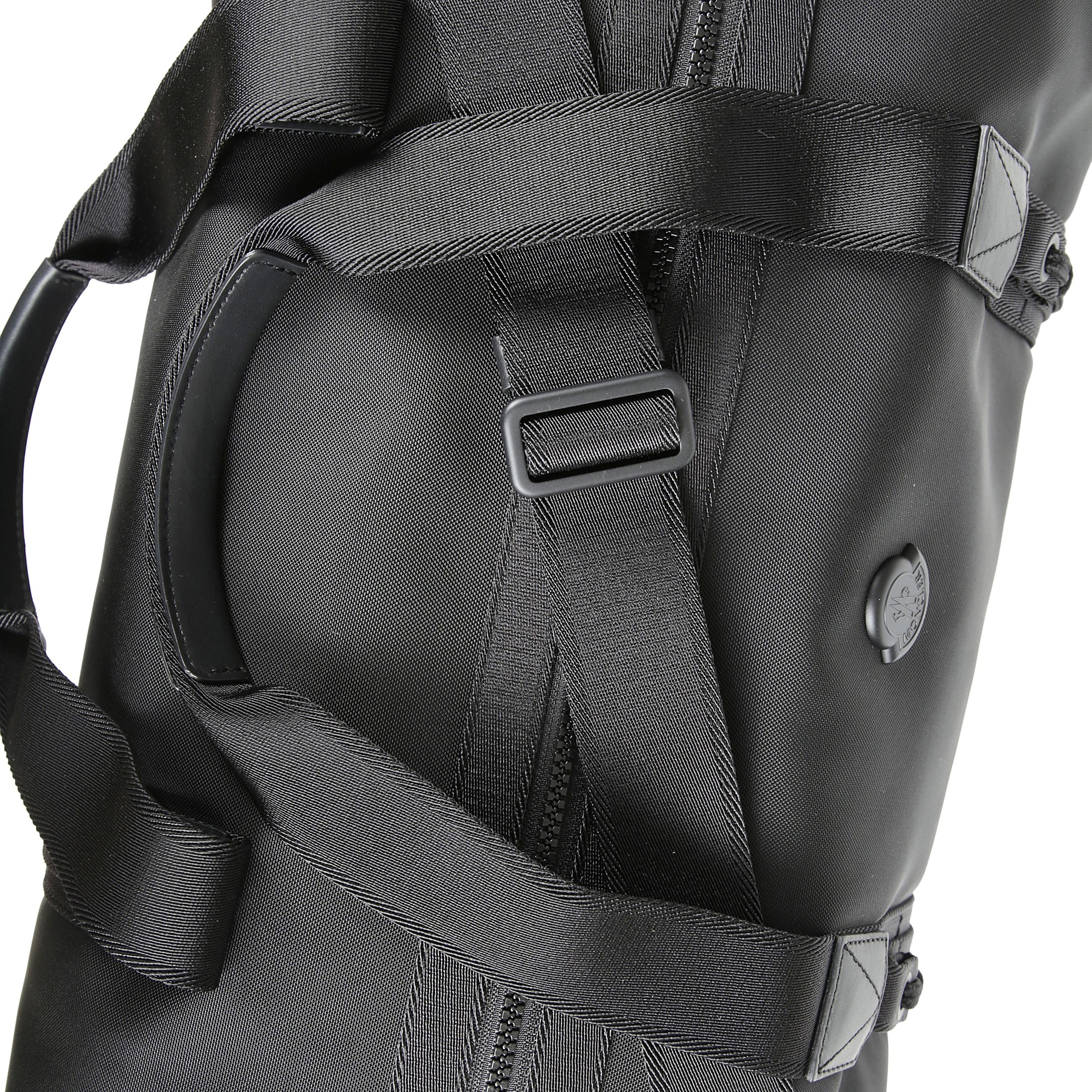 Borsone tech idrorepellente con finiture in pelle, manici e tracolla