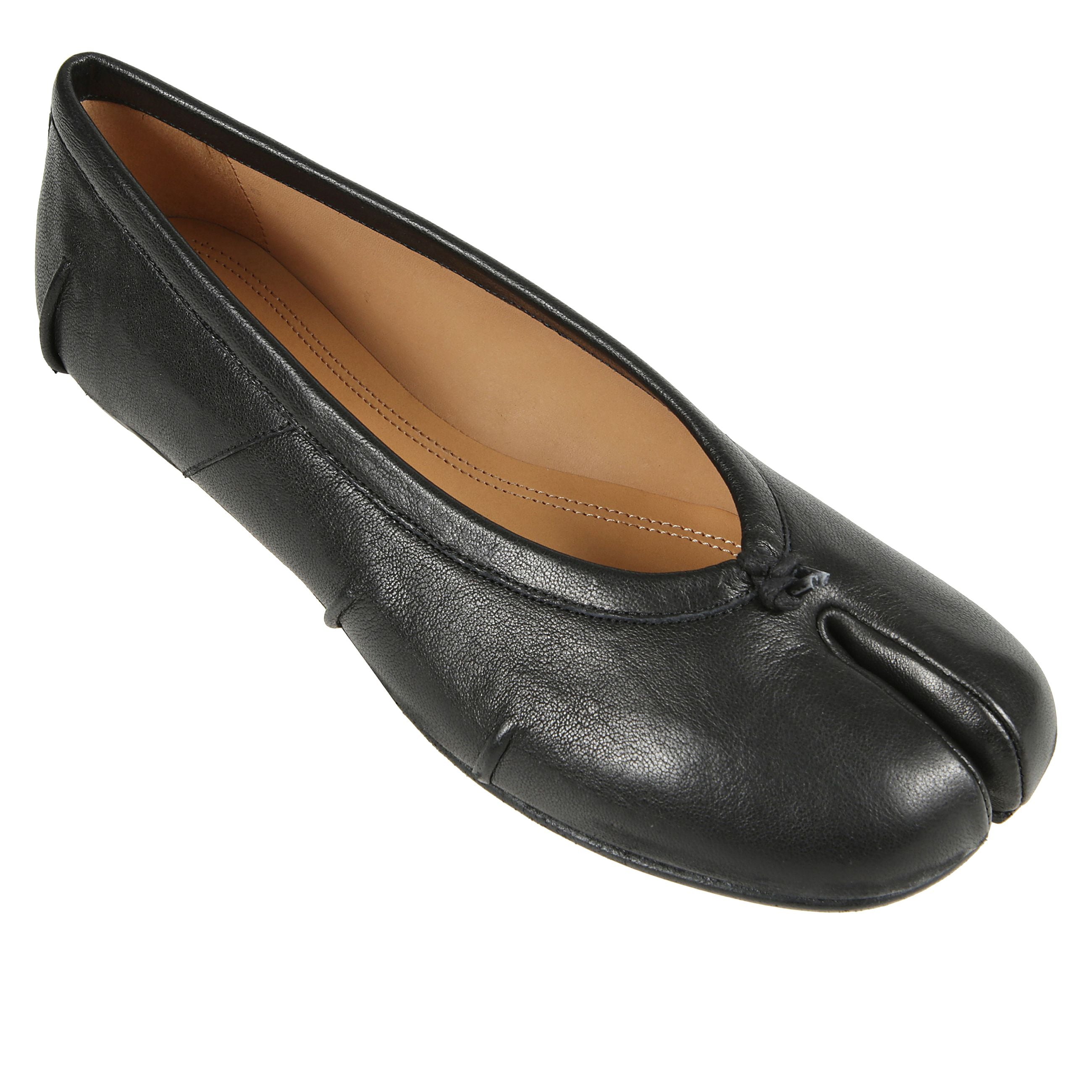 Ballerine maison margiela tabi nere in pelle marrone, caratterizzate dal design iconico con punta divisa (tabi). suola e sottopiede in pelle. modello slip-on, comodo e raffinato.