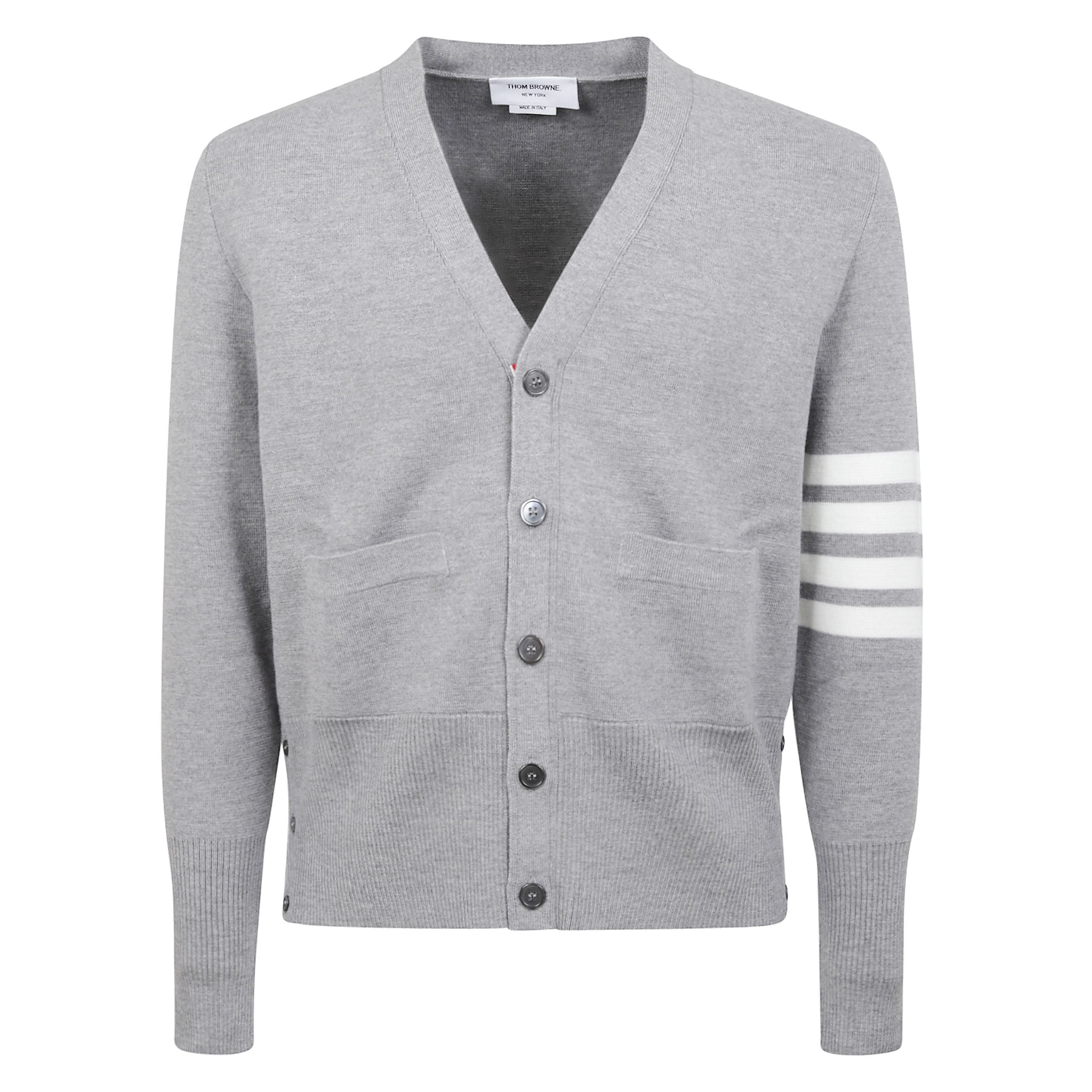 Cardigan con scollo a v e a manica lunga girocollo. due tasche frontali. dettaglio a quattro barre thom browne sulla manica sinistra. polsini con bottoni. profili in grosgrain a righe sul cannoncino, polsini e orlo.