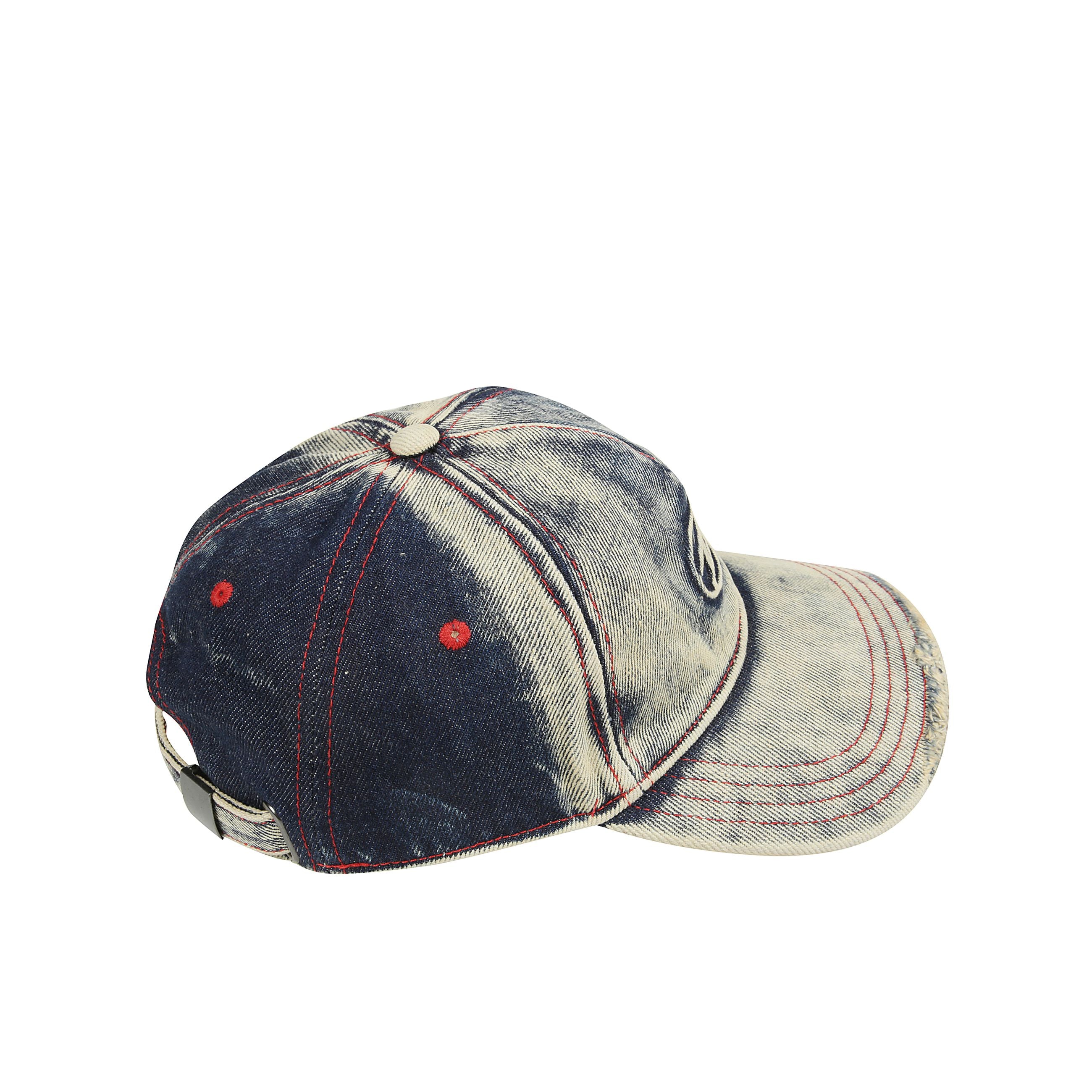 Cappello in denim diesel. struttura con visiera curva, chiusura regolabile. cuciture e dettagli in rosso a contrasto e logo del brand sul davanti.