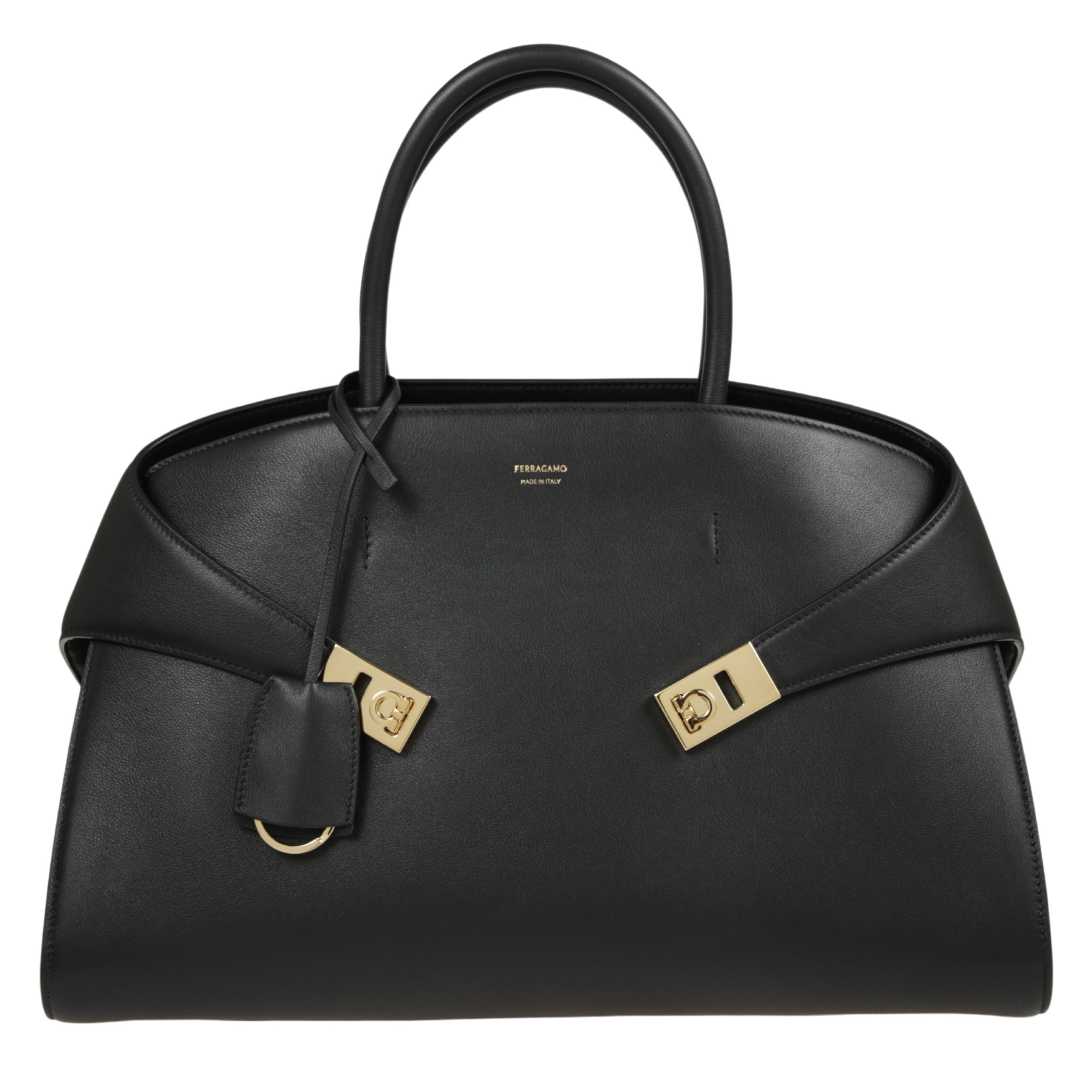 Nuova top handle dall'ispirazione retrÃ², con struttura morbida e quadranti realizzati in vitello dalla grana naturale. ampia e capiente, presenta una speciale costruzione con retro asimmetrico che abbraccia i soffietti laterali e si allaccia con fibbie g