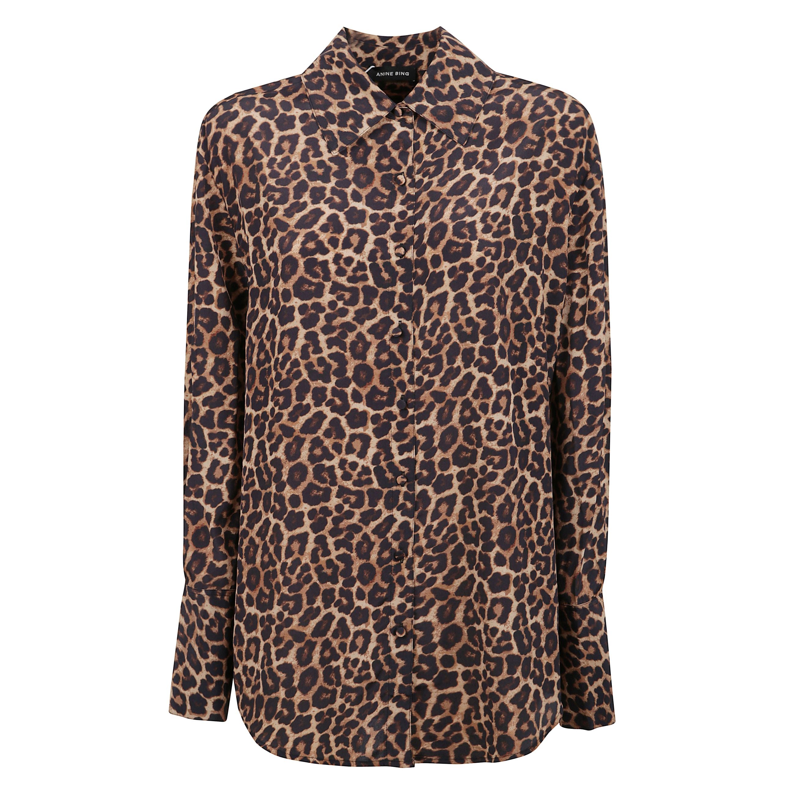 La camicia bridget Ã¨ realizzata in un leggero mix di viscosa e seta con una stampa leopardata nera e marrone. la blusa fluida e oversize Ã¨ rifinita con bottoni rivestiti in tessuto lungo il centro anteriore e ampi polsini con doppio bottone.