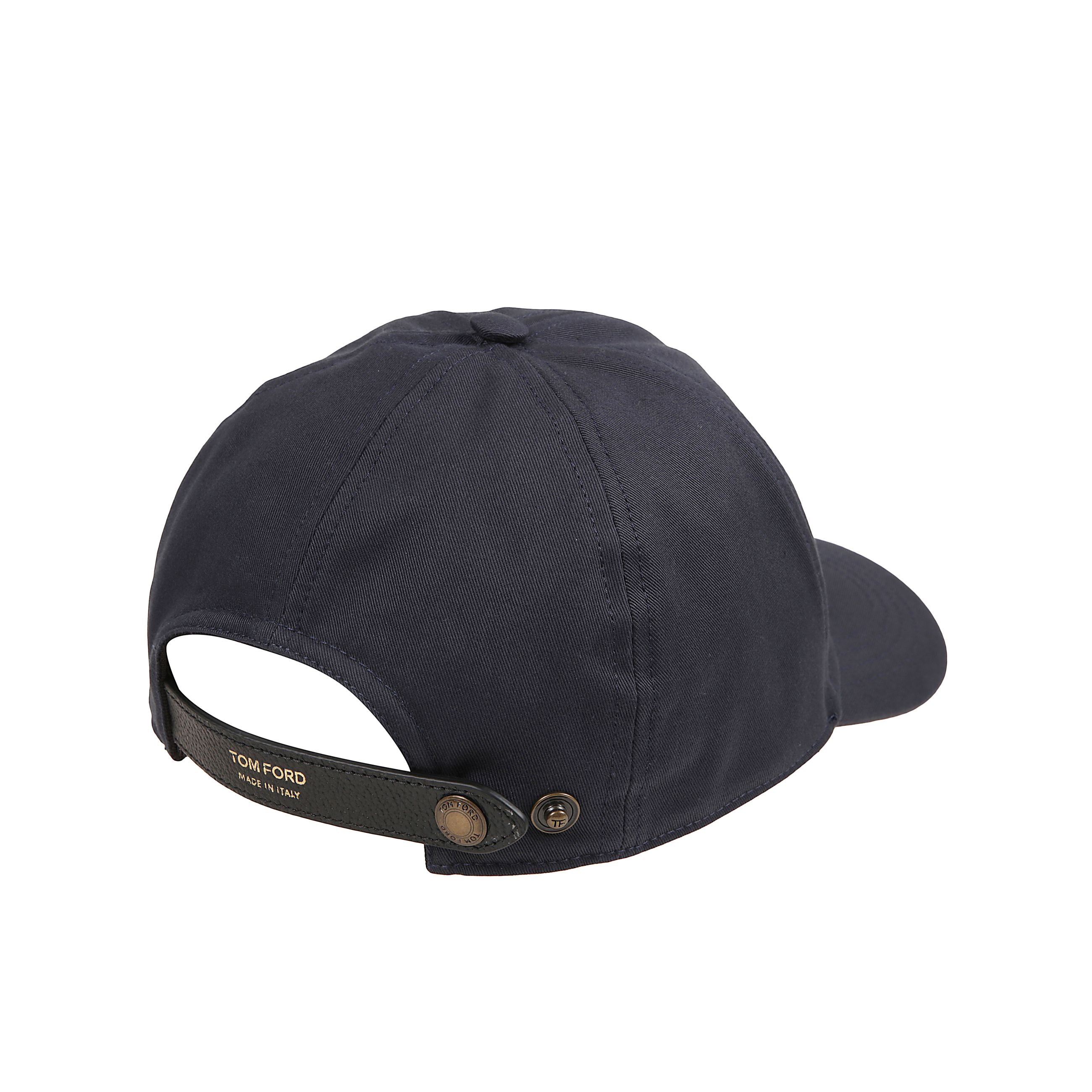 Cappello da baseball in cotone con interno foderato. ricamo frontale a contrasto con le monogramma tf. cinturino regolabile in pelle con firma del brand tom ford laminata.