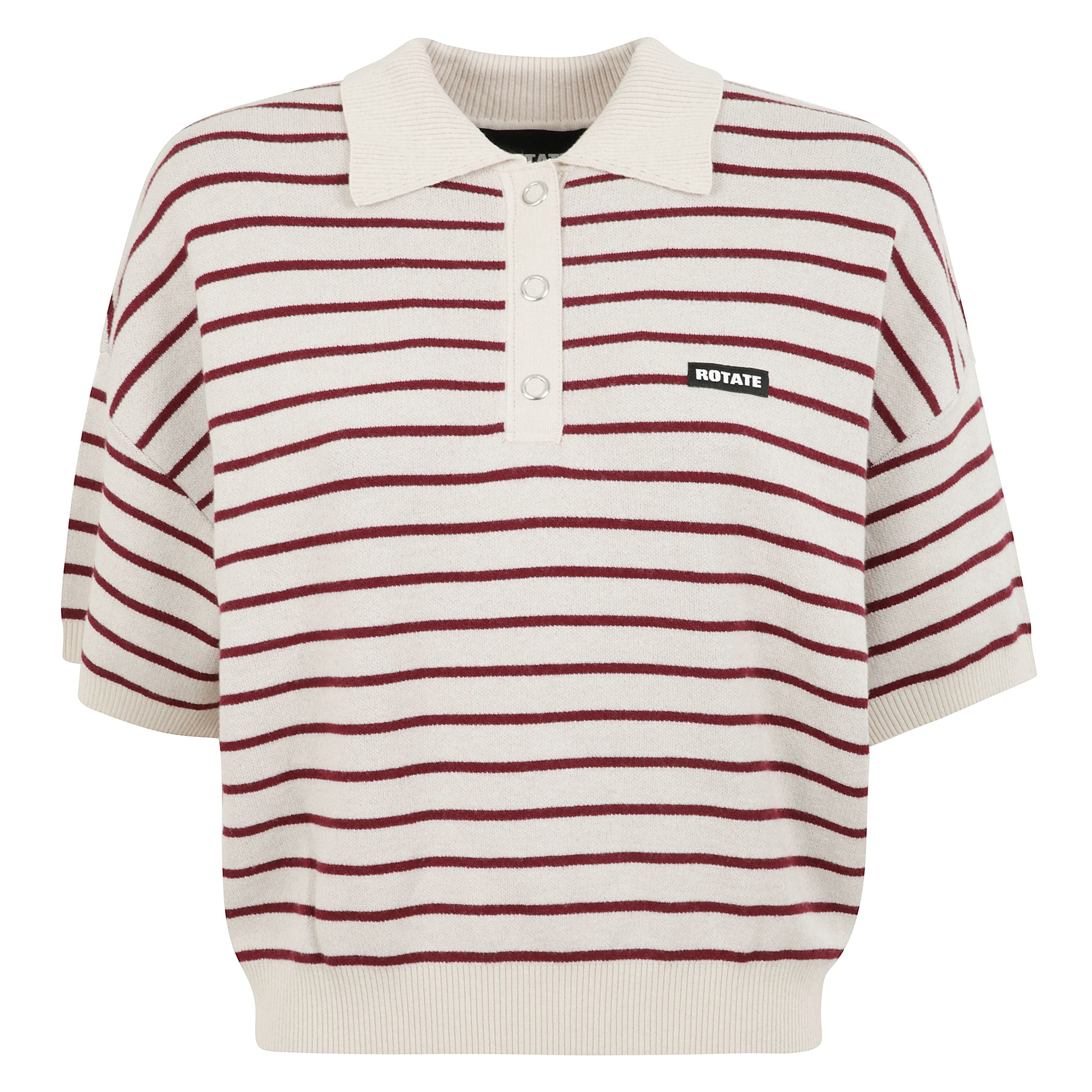 Polo oversize in maglia a righe orrizzontali con colletto classico e chiusura frontale a tre bottoni metallici. spalle scese, mezze maniche e bordi a costine definiscono una silhouette rilassata. completata dal patch logo applicato sul petto.