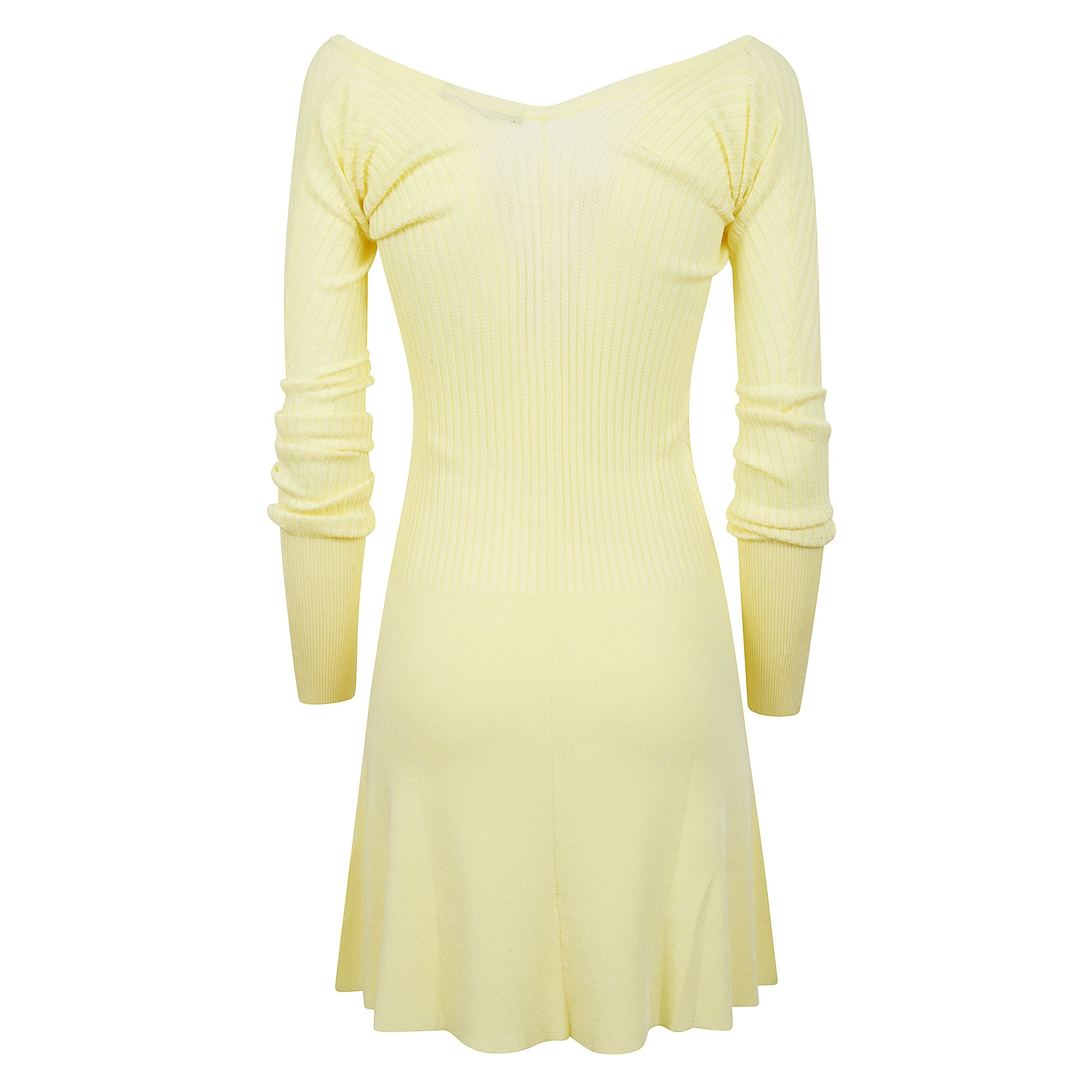 Abito corto in maglia âla robe bahiaâ
delicato e sofisticato, questo abito corto firmato jacquemus conquista con il suo design femminile e contemporaneo. realizzato in maglia leggera a costine dal tono giallo pastello, avvolge la silhouette esaltandon