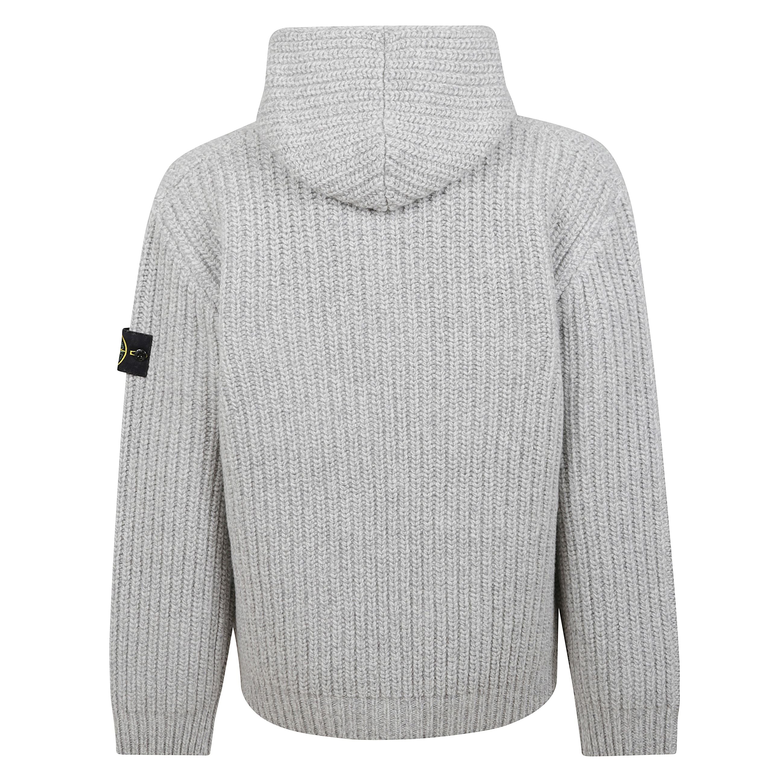 Felpa a maniche lunghe con cappuccio in lana. lavorazione a maglia grossa. chiusura frontale con zip e due tasche a marsupio. etichetta con logo iconico stone island applicata sulla manica.