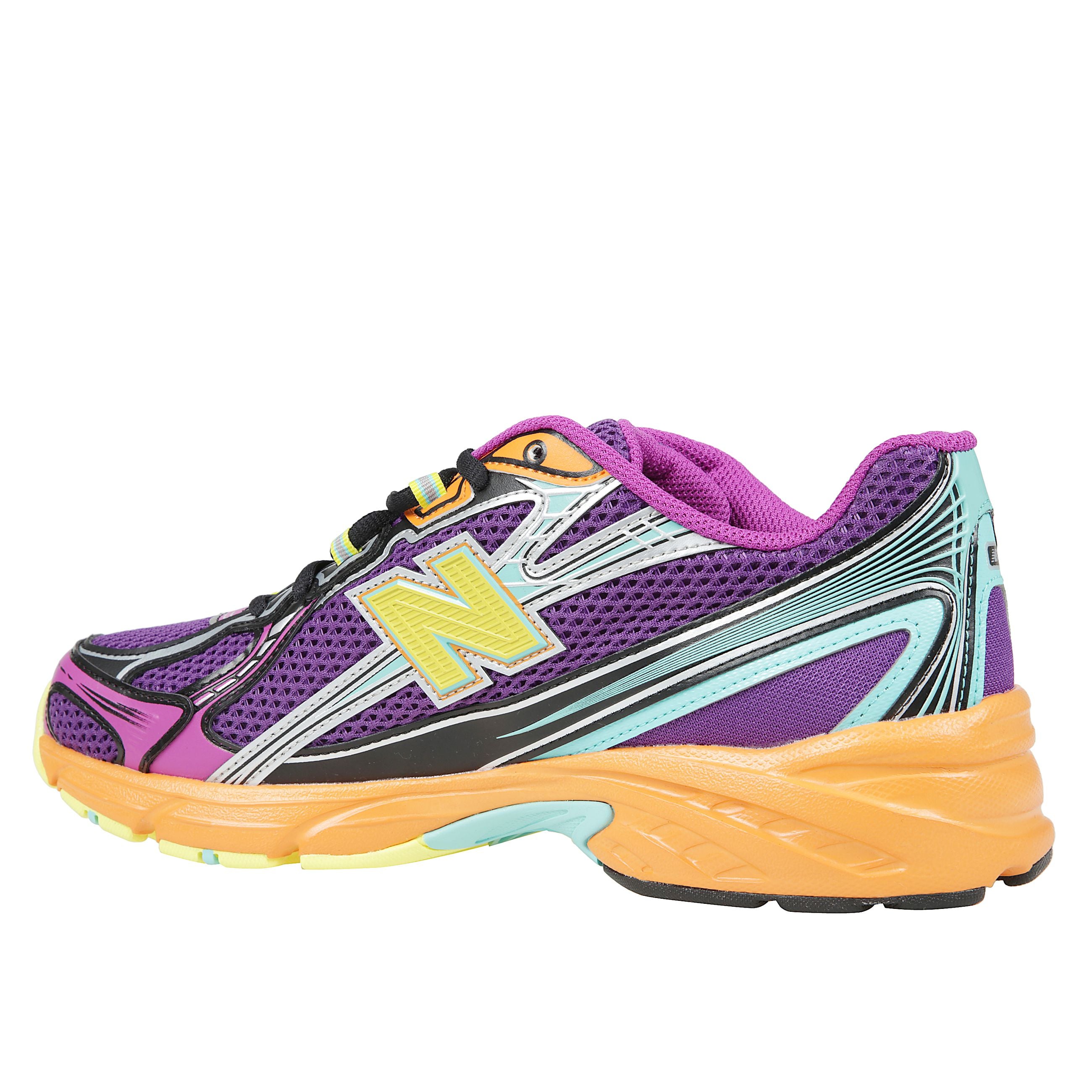 Scarpa lifestyle con tomaia realizzata in mesh traspirante, allacciatura frontale e dettagli logo