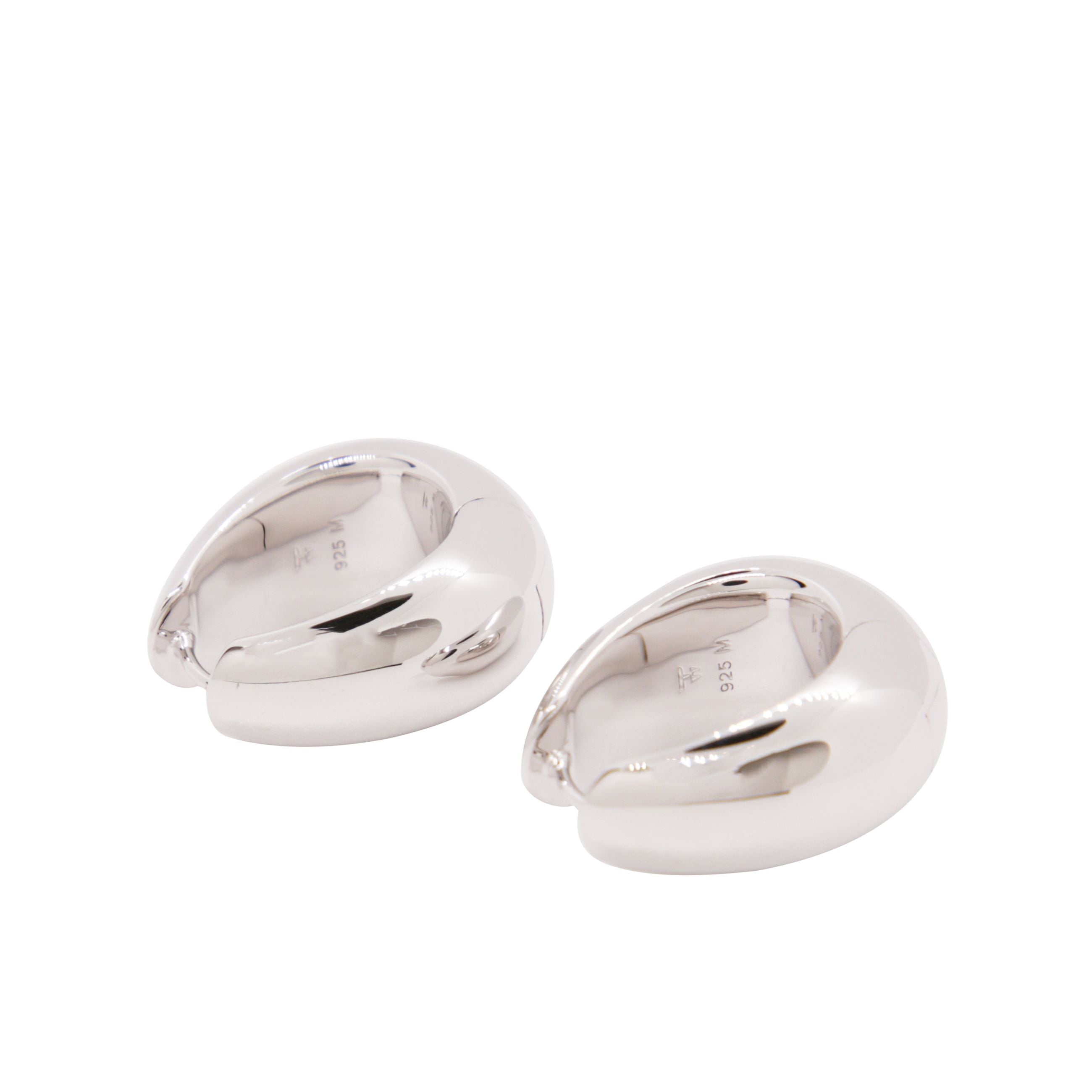 Un paio di orecchini a cerchio audaci e moderni.