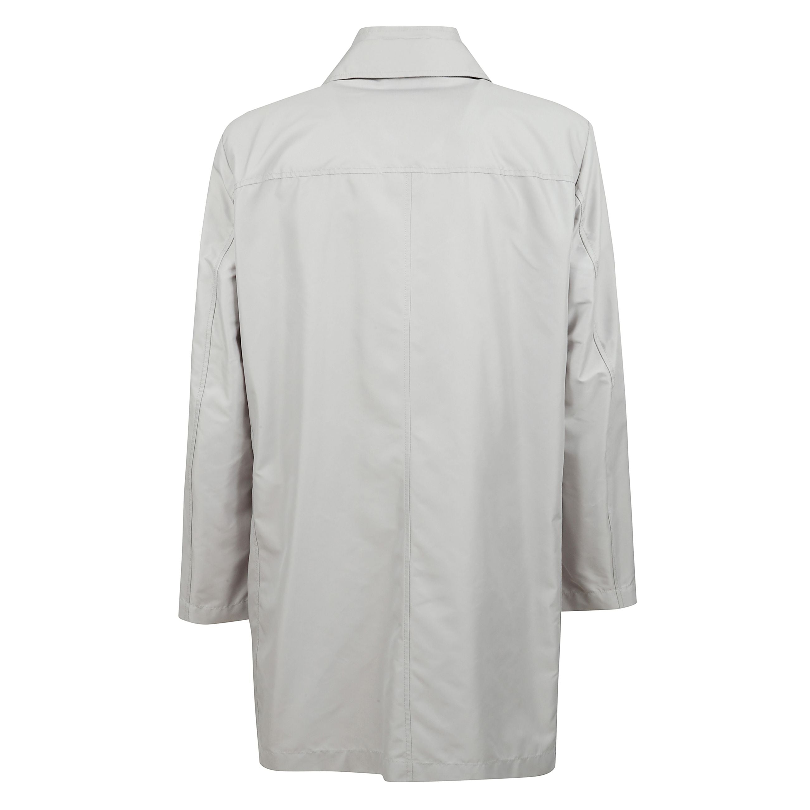 Capospalla modello double-front chiuso con zip e bottoni nascosti. dotato di tasche a filetto e fondo manica con fascetta e bottone.