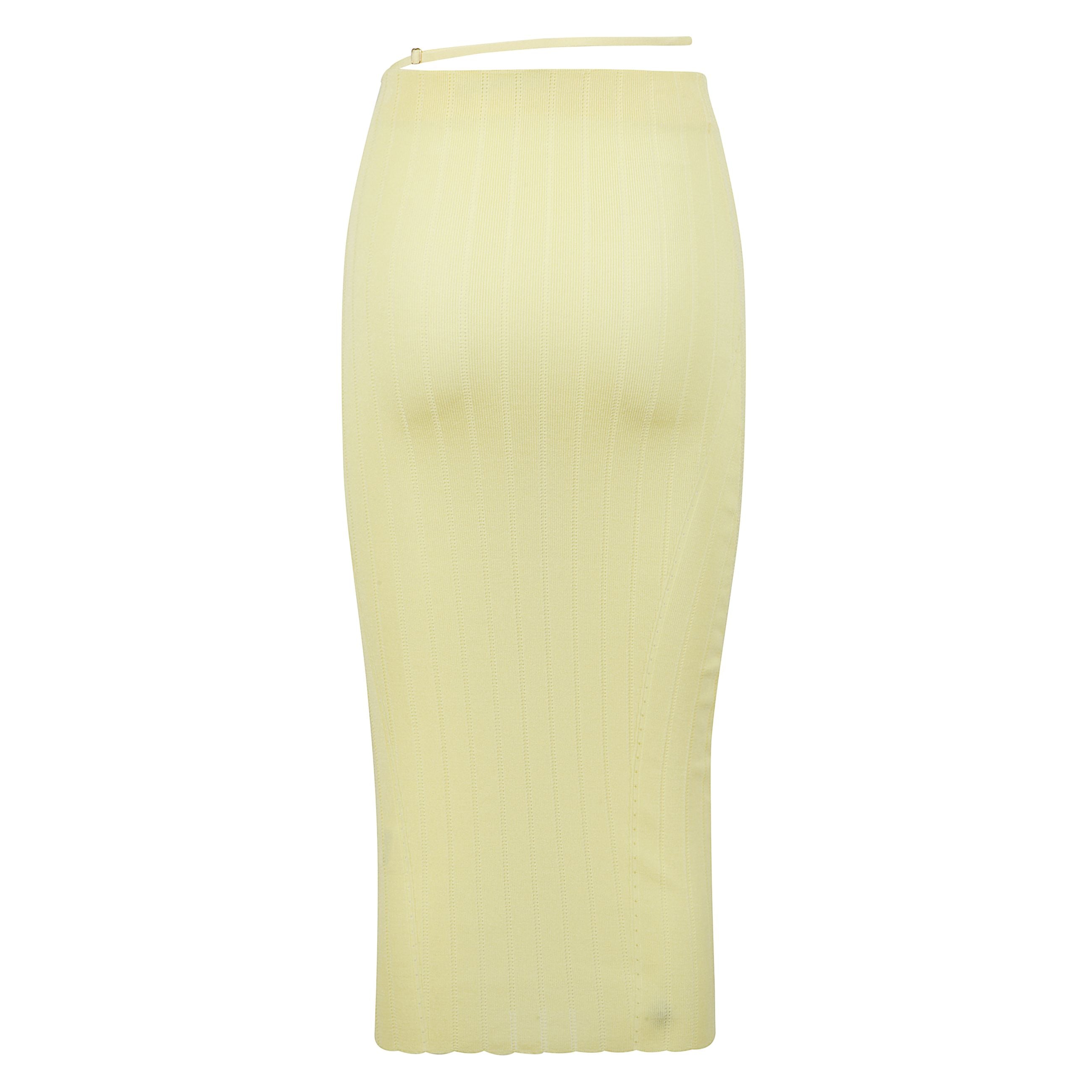 Gonna midi in maglia a coste con taglio dritto, vita alta con fascia in stile lingerie, dettagli traforati, orlo ondulato e charm jacquemus in metallo dorato.