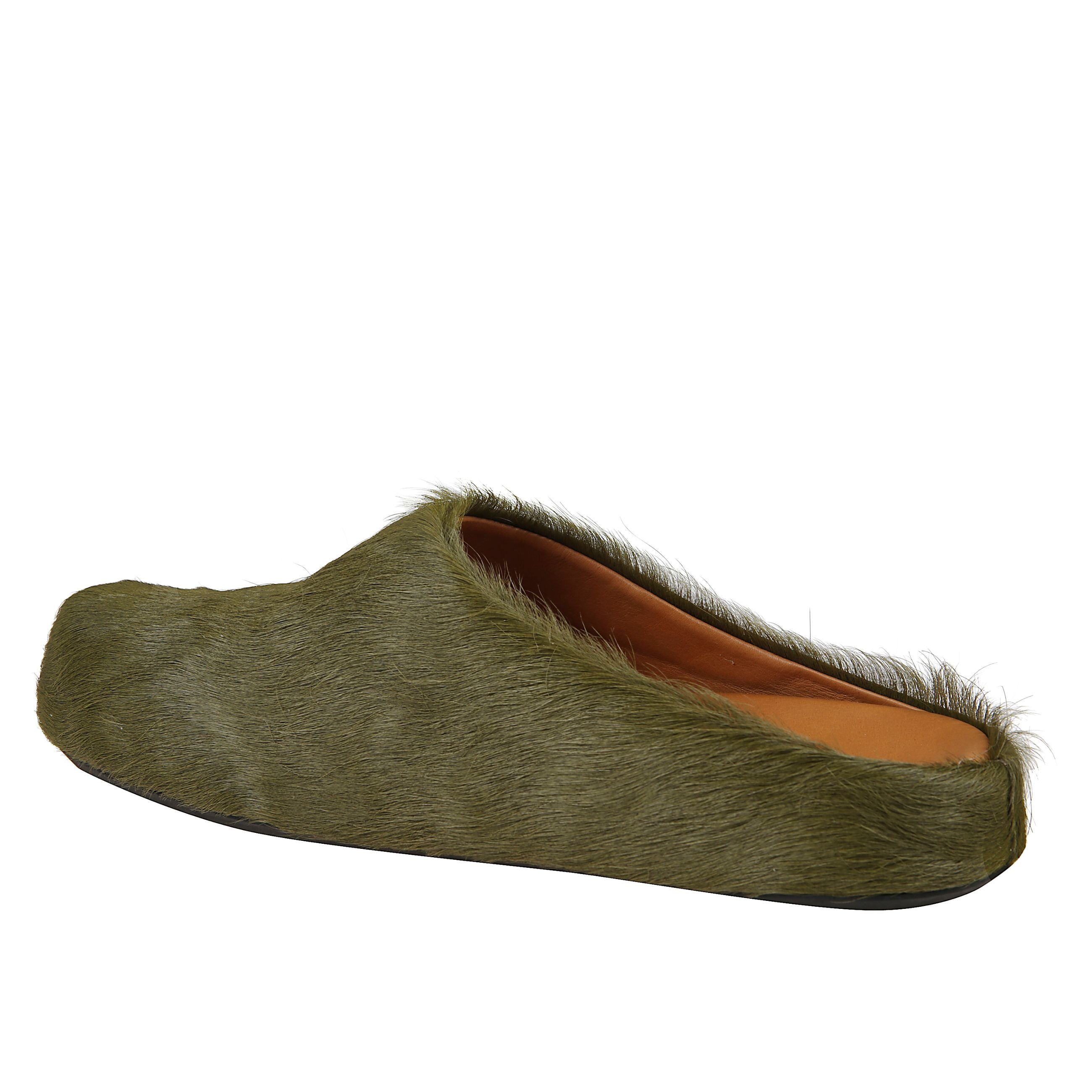 Scarpa slip-on in pelo di vitello colorato con interno in pelle liscia. soletta con logo impresso e suola in gomma rigata.