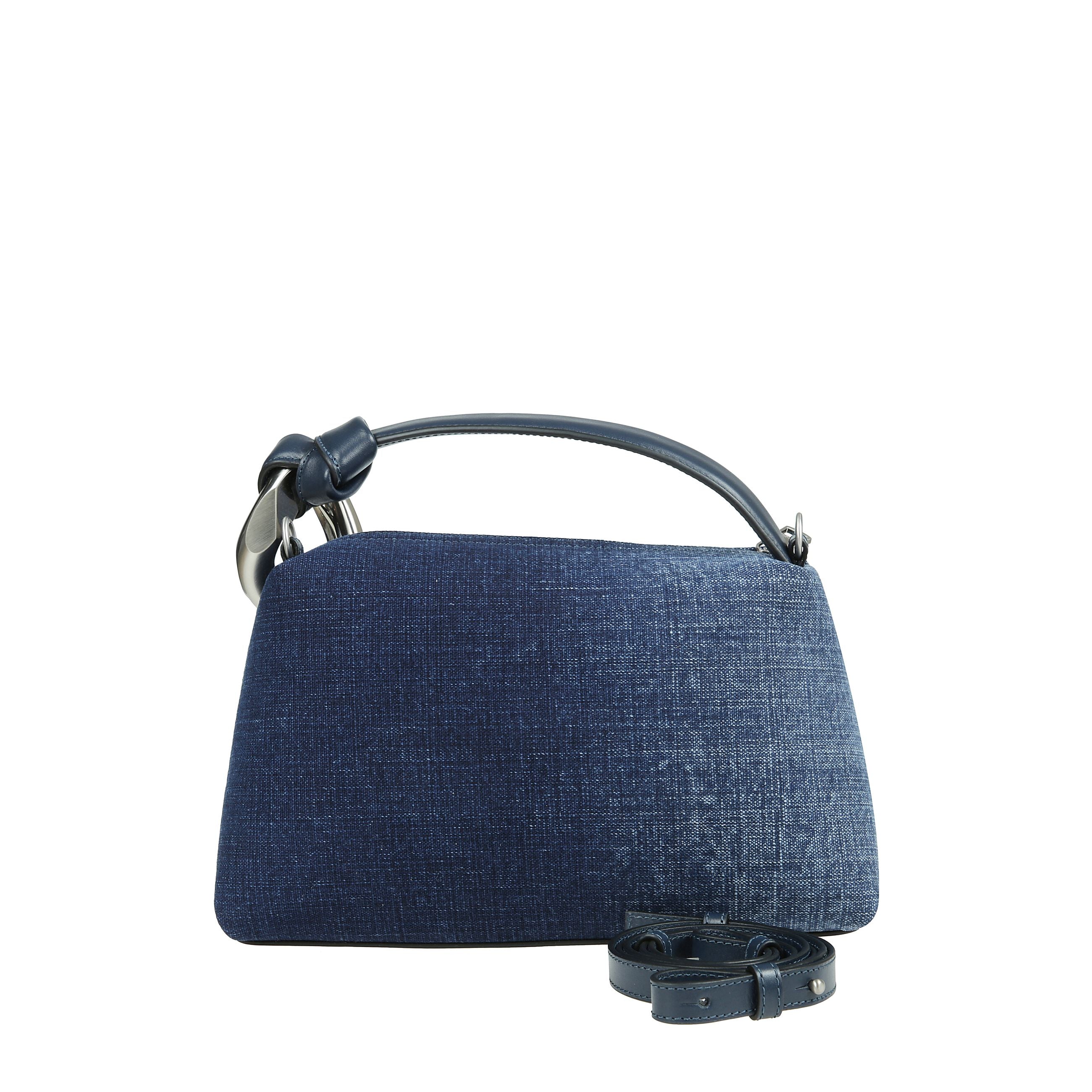 Vi presentiamo la borsa portatile della collezione esclusiva di jw anderson. questo sofisticato accessorio Ã¨ un capolavoro di design contemporaneo, caratterizzato da una forma triangolare leggermente arrotondata con eleganti linee dritte. la sua superfic