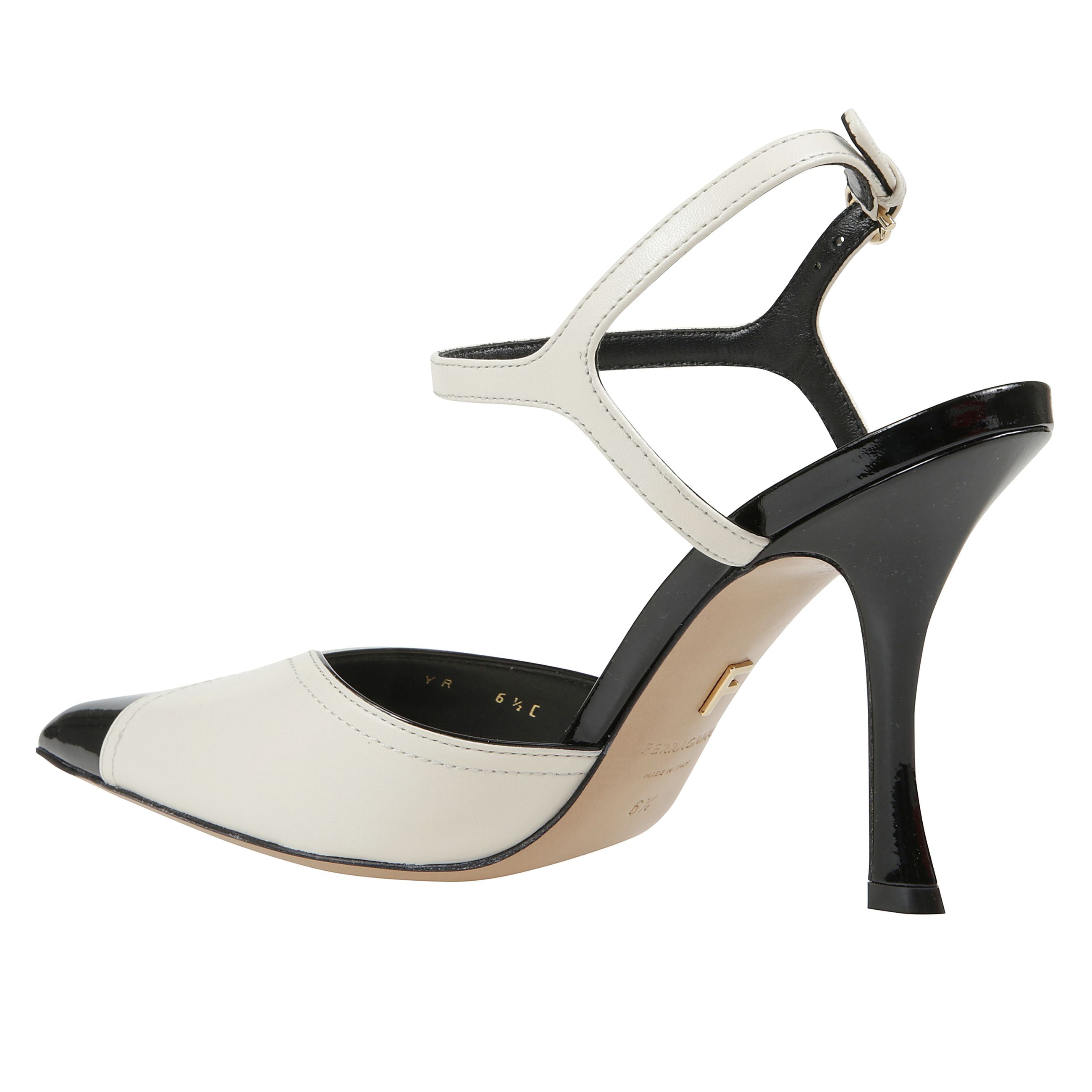 Impostato su un tallone di 9,5 cm, questa pompa ferragamo presenta un sofisticato gioco di inserti lucidi e patinati che la morbida pelle sembra aprire e rivelare. doppia cucitura mette in risalto il taglio, con punta appuntita ed elegante cinturino che s