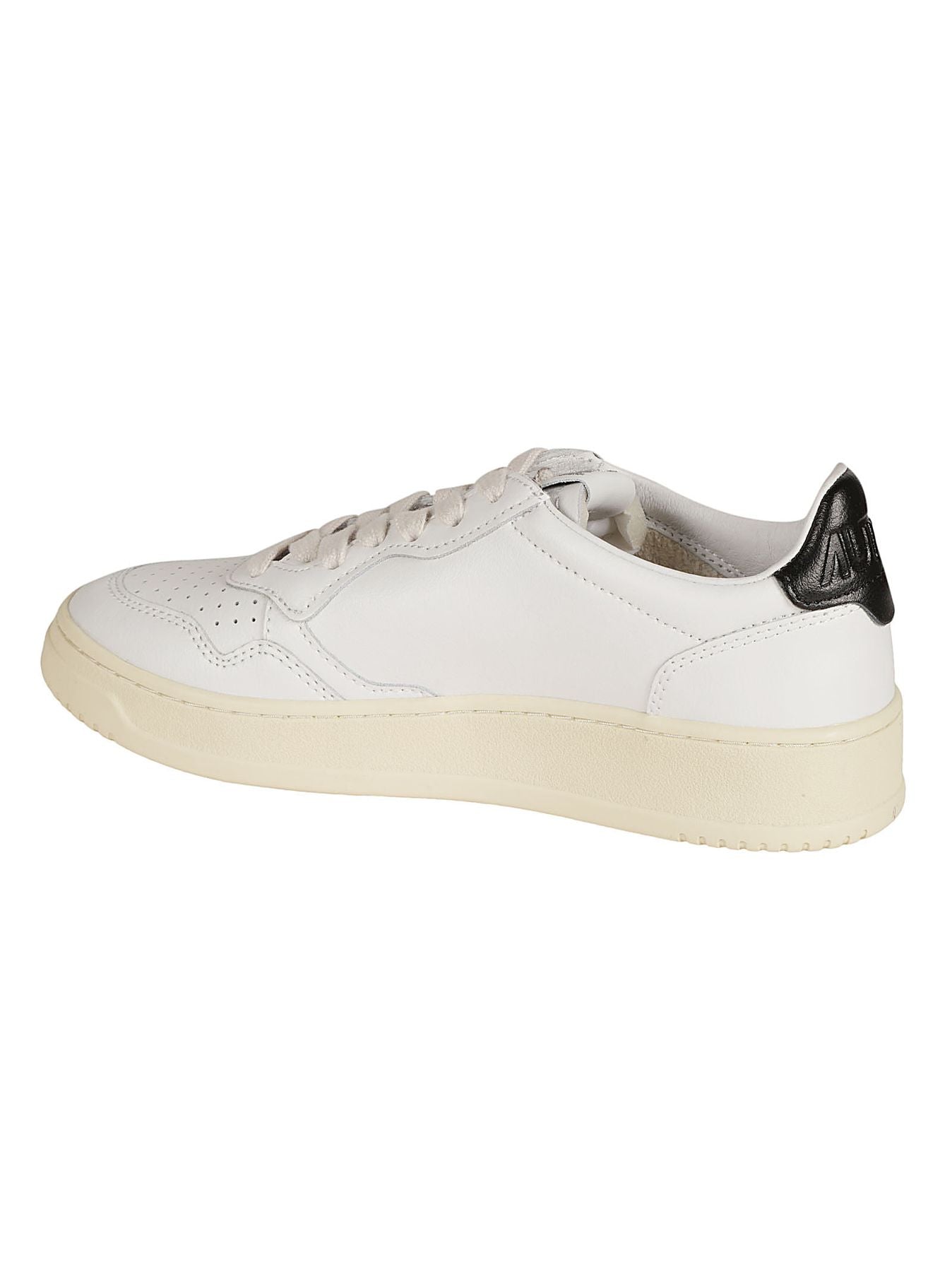 La sneakers medalist Ã¨ l'essenziale quotidiano. il design combina ispirazione legata al tennis degli anni '80 con materiali di qualitÃ  e forme dinamiche, che si adattano a molteplici look e garantiscono un ottimo comfort.
questa scarpa da ginnastica da 