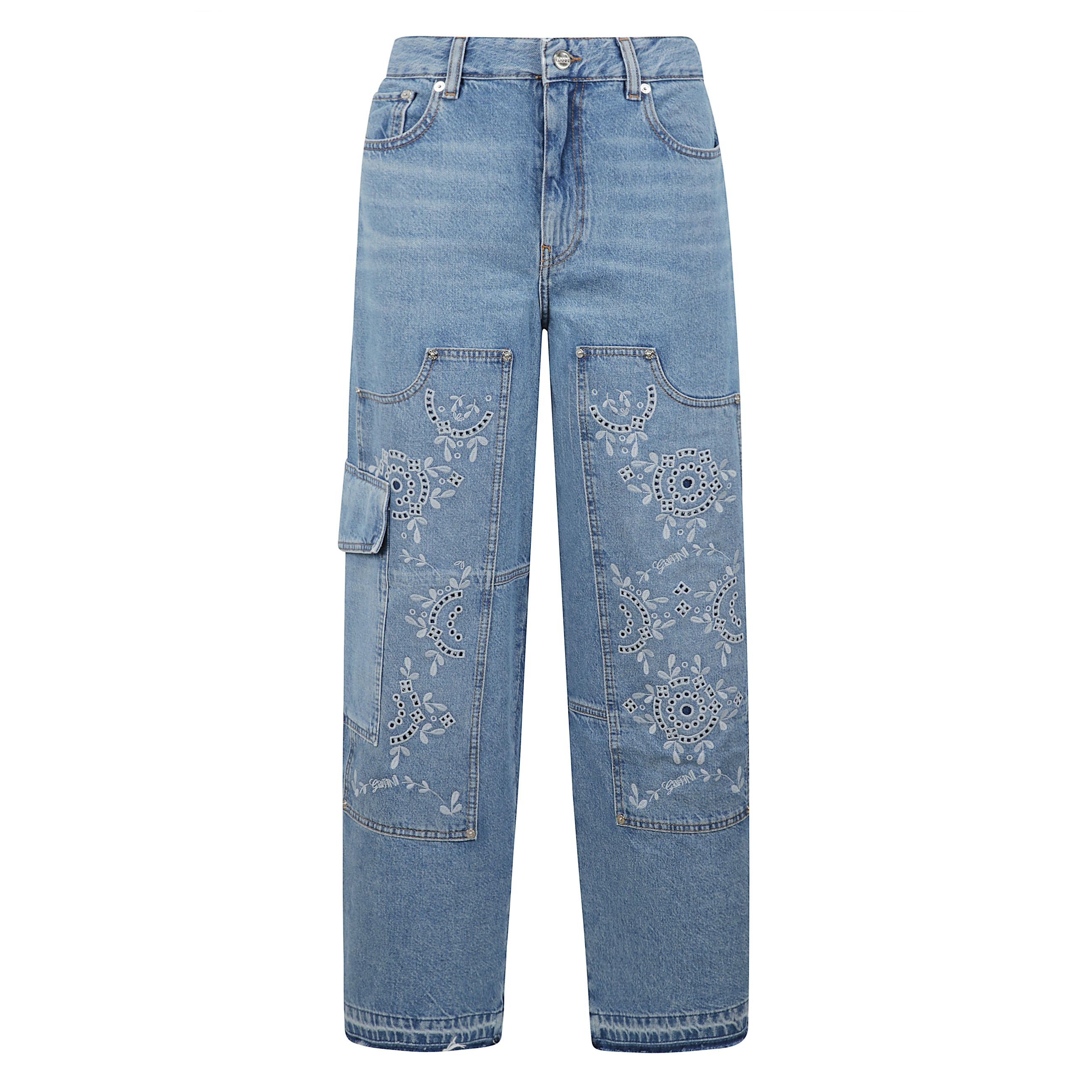 Jeans carpenter in denim broderie anglaise  caratterizzati da un modello a 5 tasche con chiusura a cerniera e bottone, una tasca cargo, dettagli ricamati e un logo ganni sulla tasca posteriore.