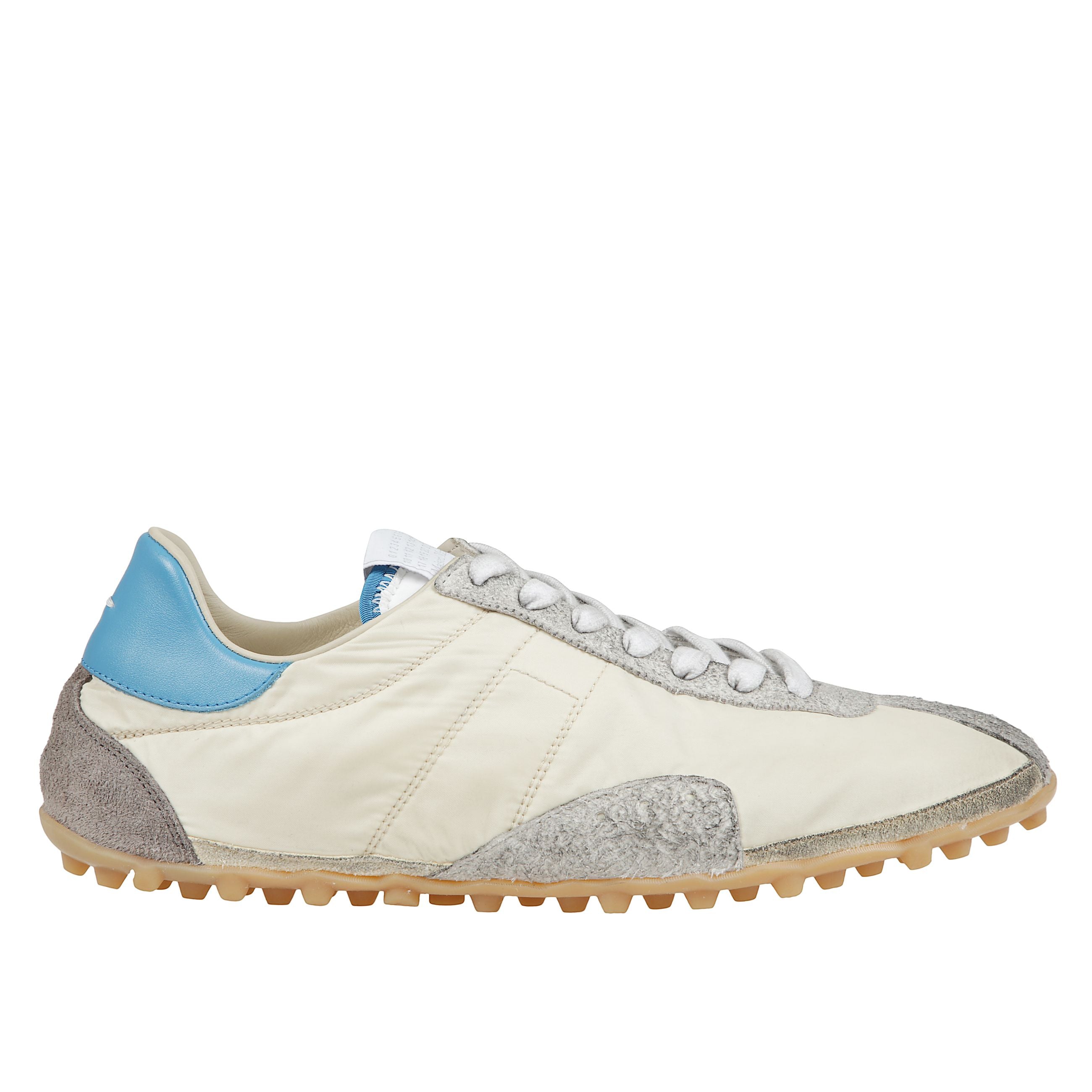 Sneakers in pelle con trattamento vintage e tessuto tecnico, chiusura con lacci, punta tonda, etichetta applicata sulla linguetta, fodere in pelle e tessuto e suola con gommini.