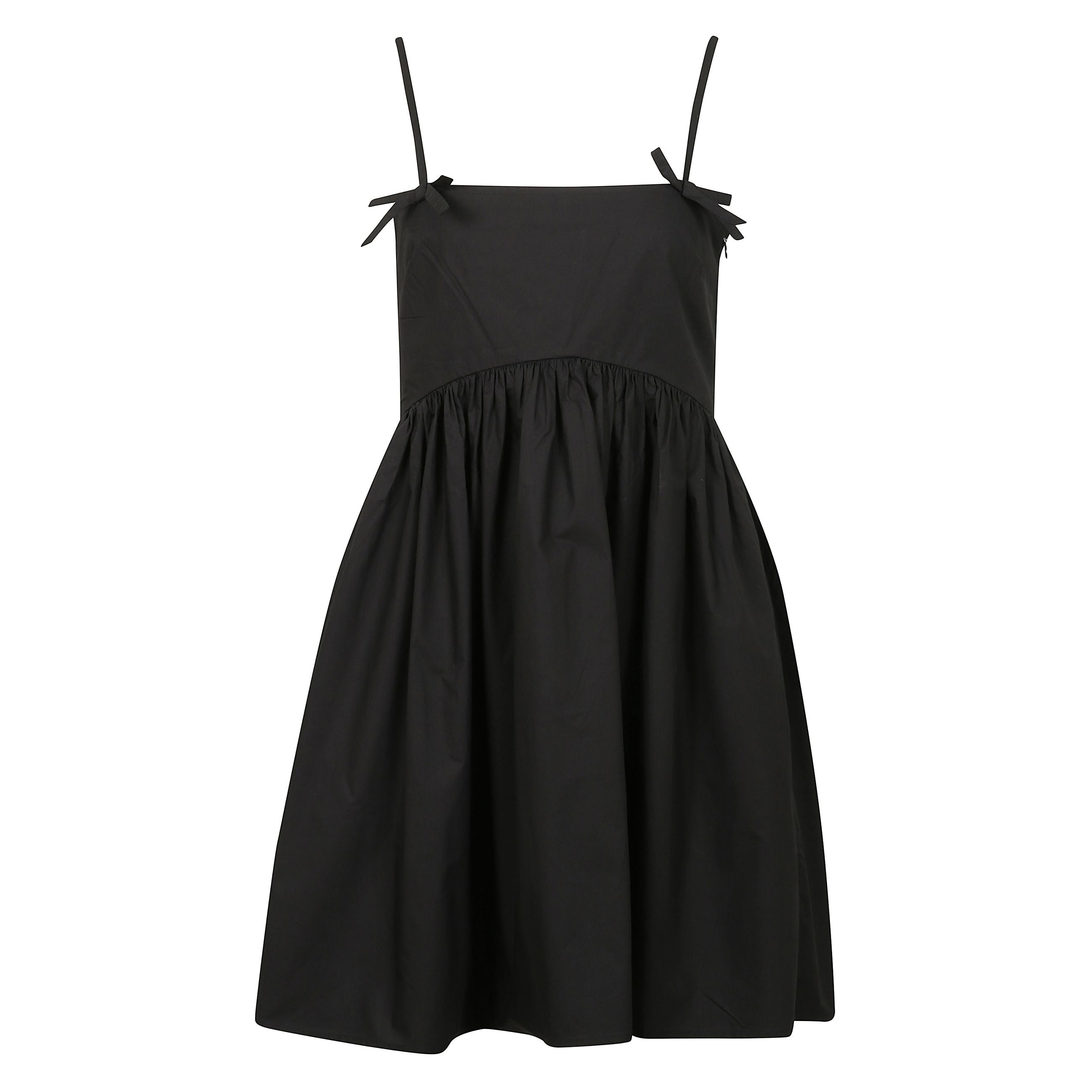 Abito con scollatura dritta e spalline sottili con dettagli fibbia sul davanti. l'abito ha un corpetto arricciato sul retro e una gonna svasata.