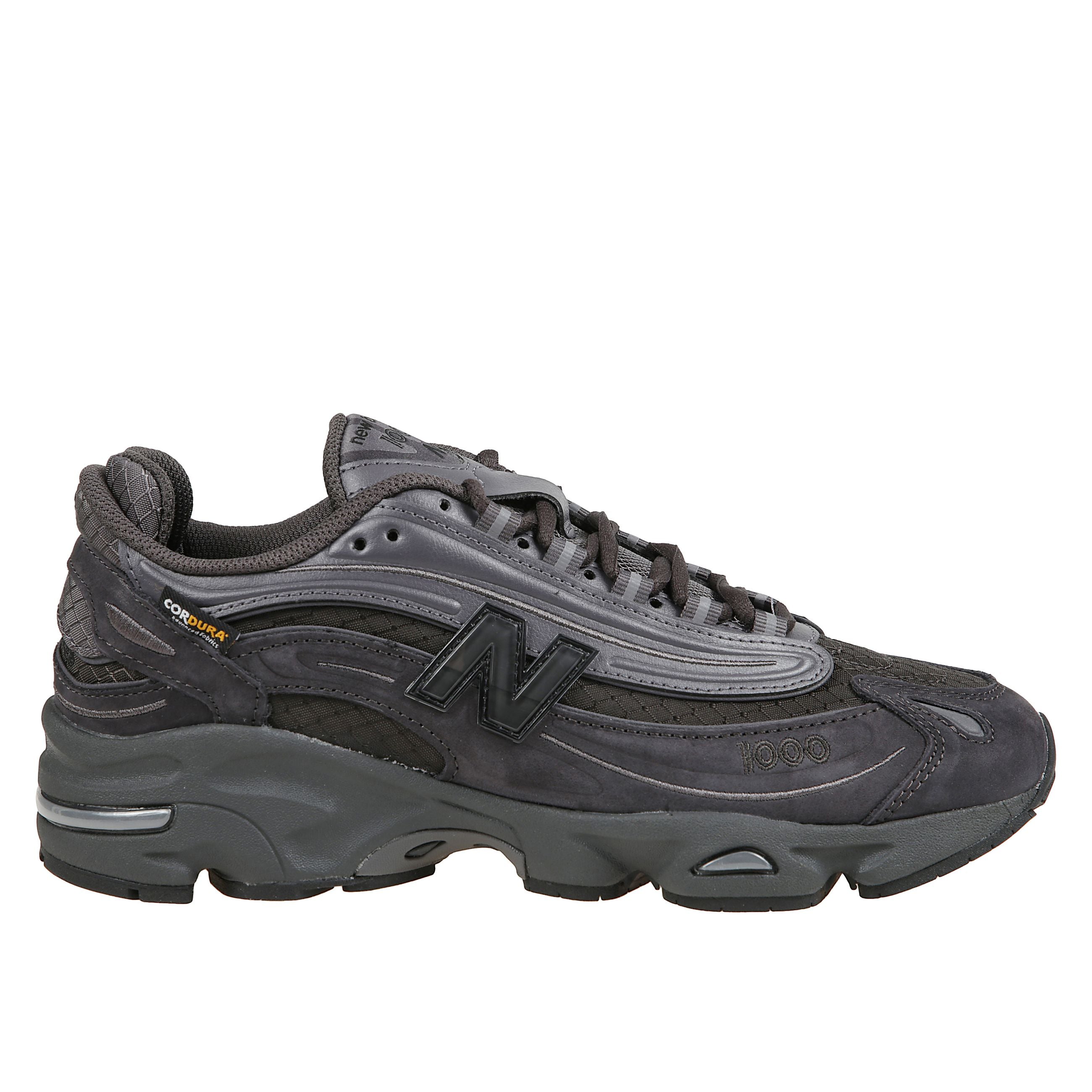 Sneakers stringate fatte in pelle e tessuto e fondo in gomma