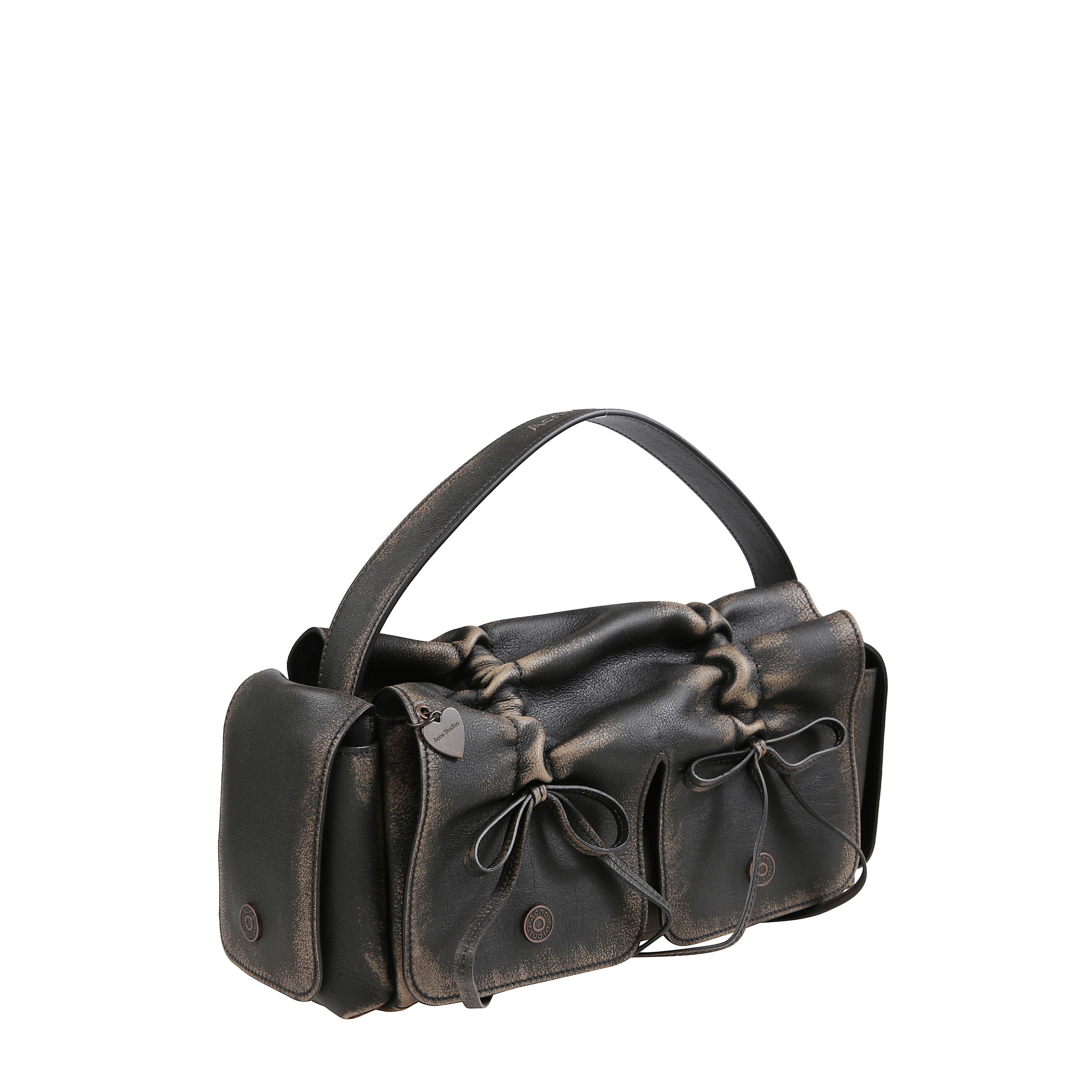 Borsa a tracolla in pelle martellata con finitura lavata. interno spazioso e tracolla regolabile. struttura multipocket con rifiniture ad allacciature annodate e rivetti decorativi ispirati ai jeans. tasca laterale con patta e chiusura magnetica discreta.