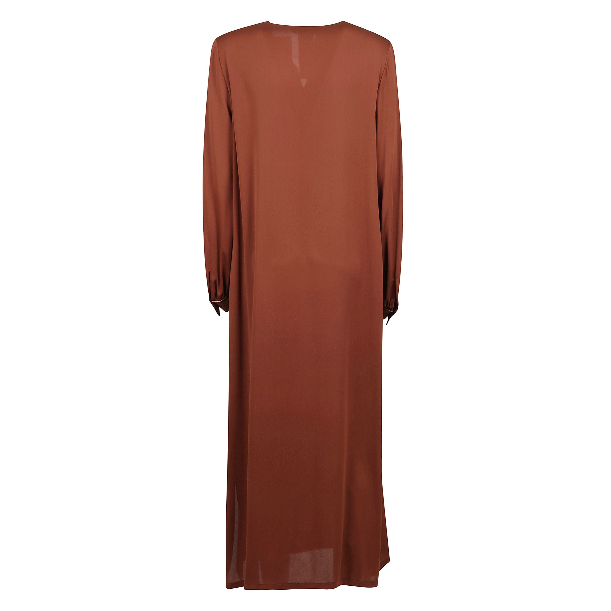 Abito lungo modello tunica, realizzato in prezioso charmeuse pesante di pura seta. caratterizzato da scollo quadrato con taglio a v e plastron ricamato con microstrass a contrasto. modello dalla vestibilitÃ  scivolata con ampie maniche lunghe a sbuffo e p